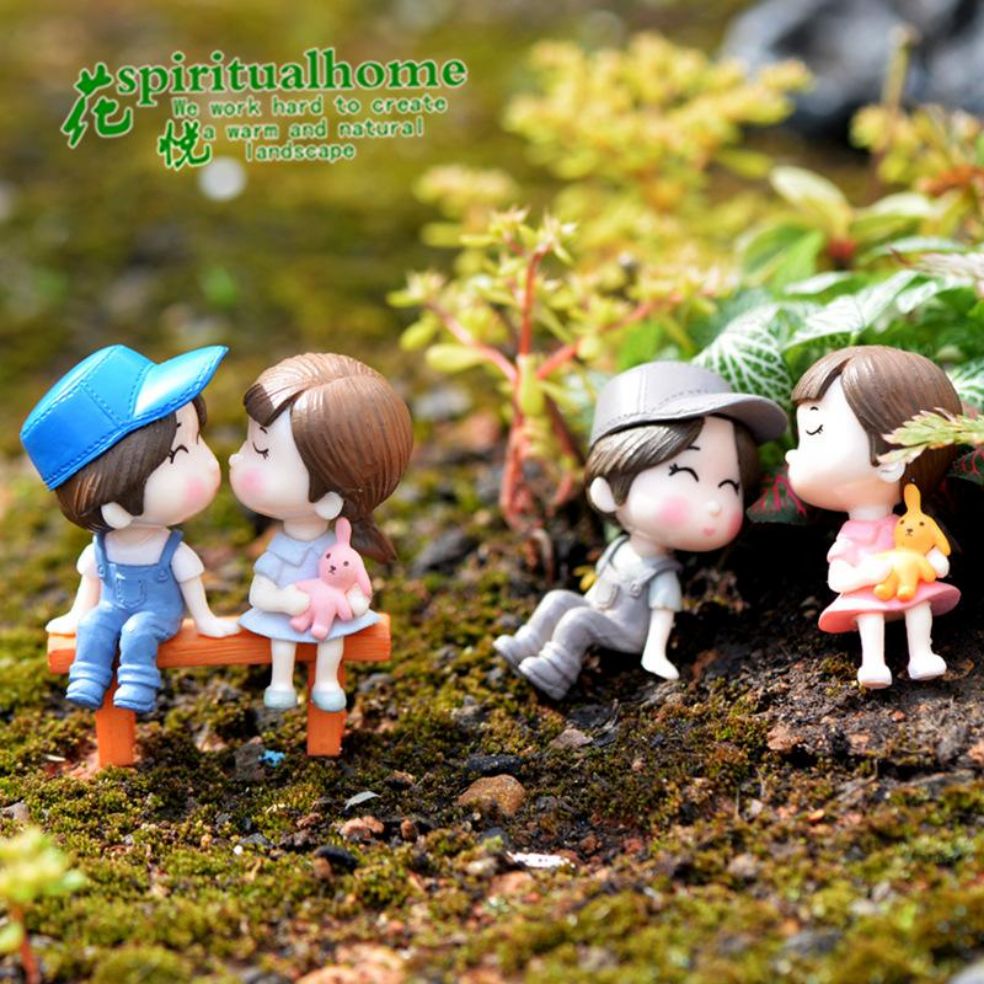 Cặp đôi trai gái ngồi ghế trang trí tiểu cảnh mini