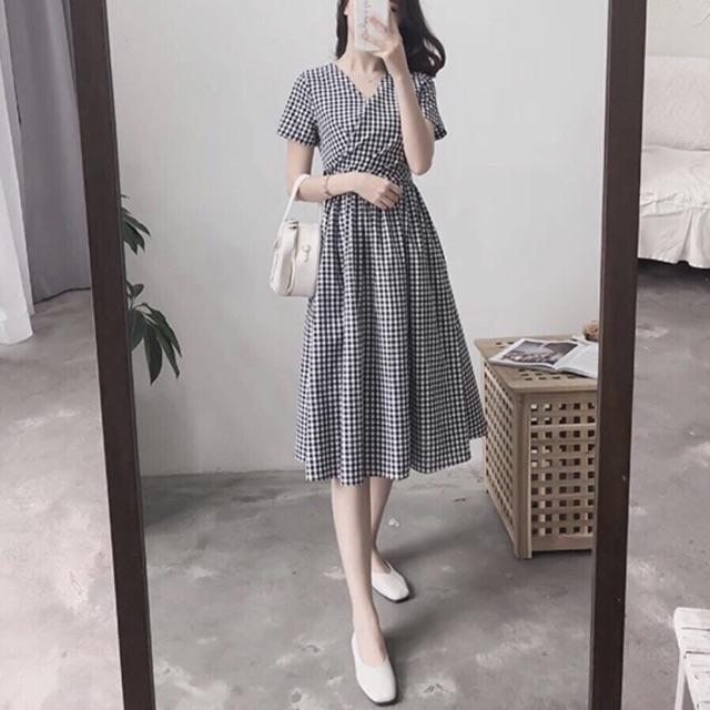 Đầm caro cổ V xếp li nơ sau