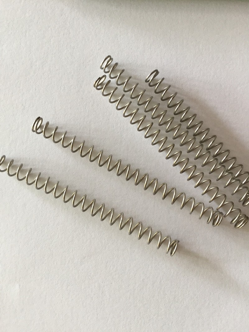 1 chiếc lò xo thân Socorex