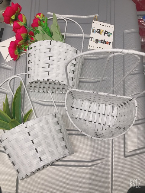 Giỏ mây cắm hoa treo tường