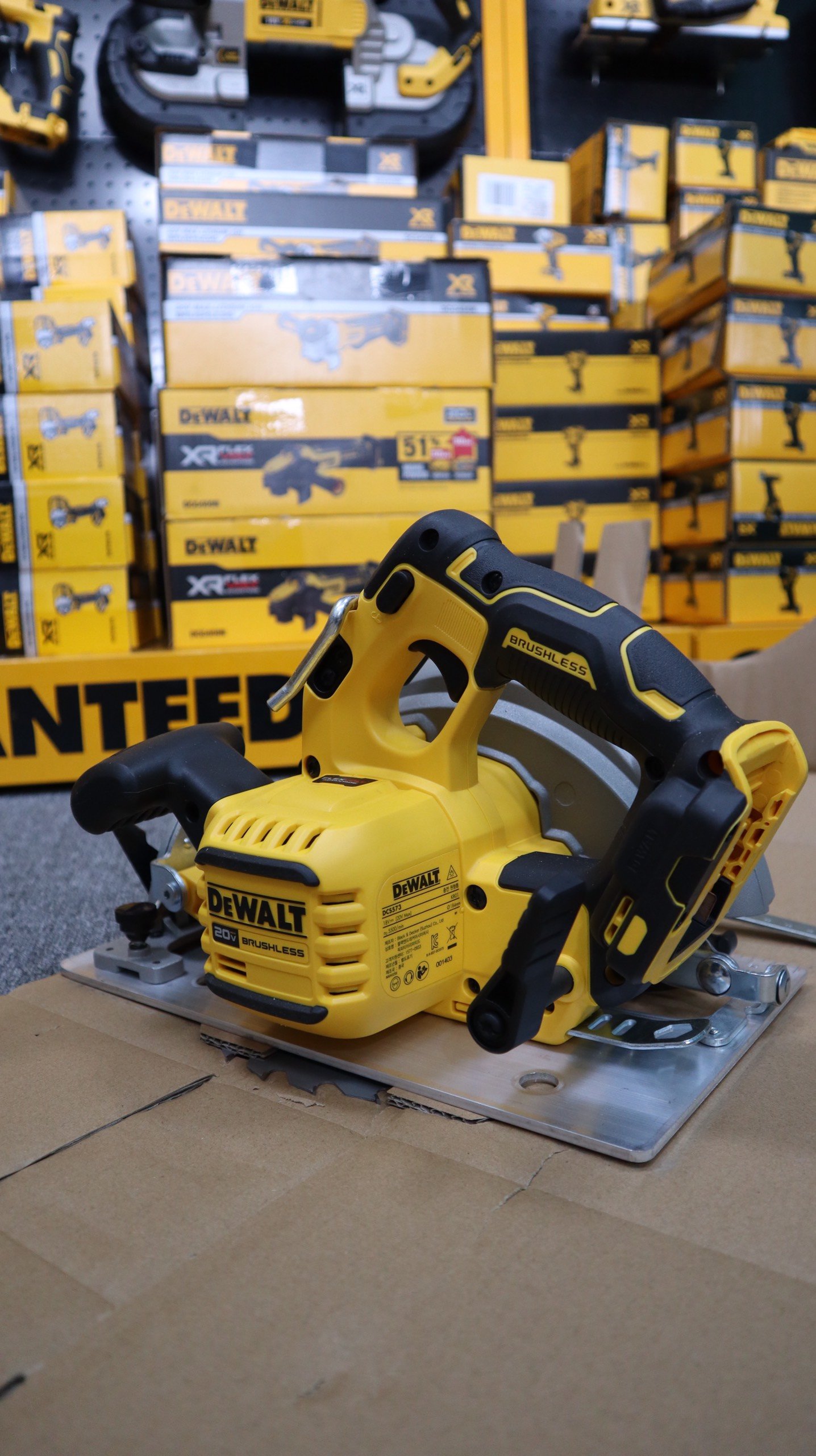 MÁY CƯA ĐĨA CẦM TAY 185mm 20V/60V FLEXVOLT DEWALT DCS573N (Chưa Pin & Sạc)