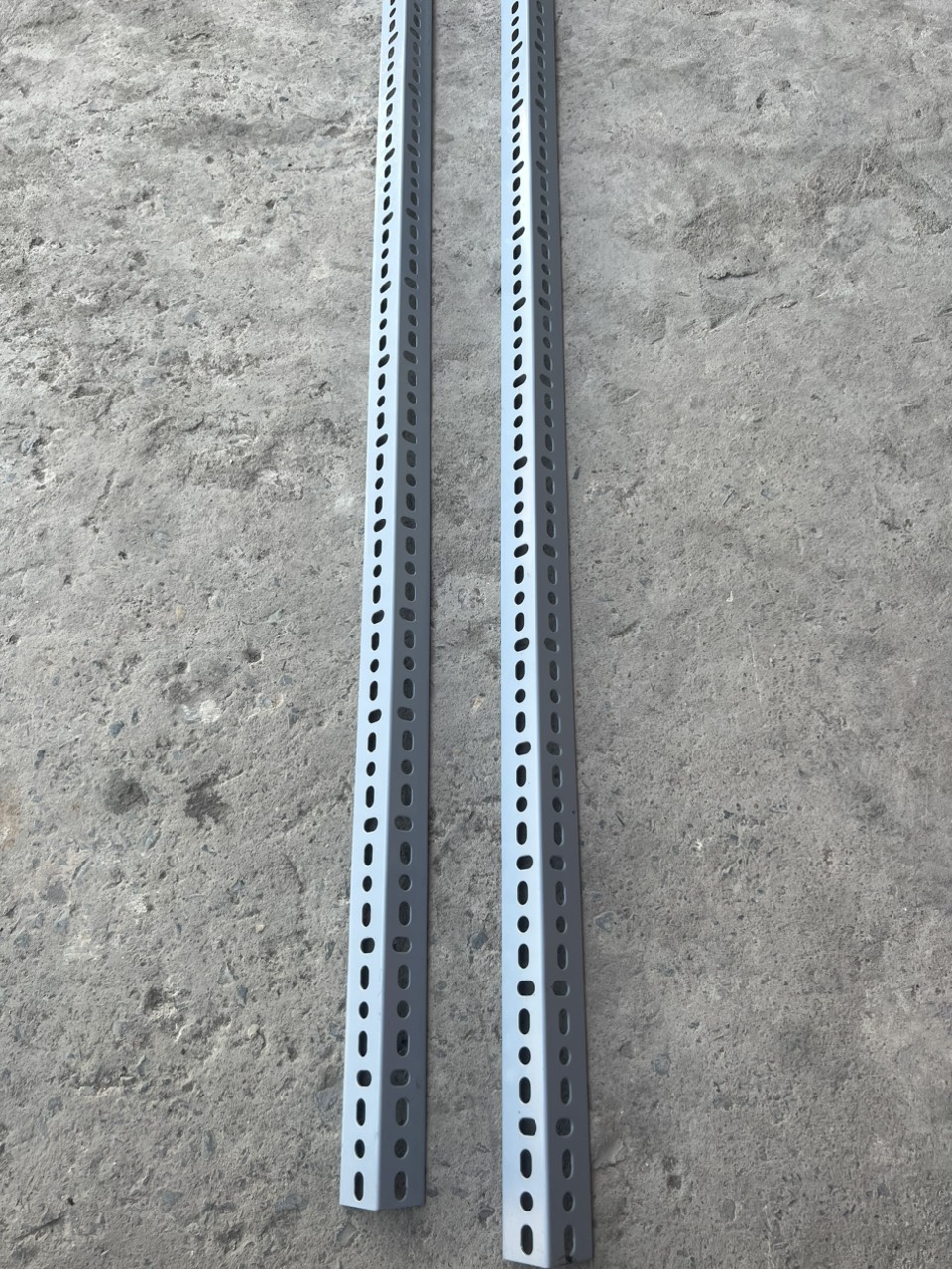 Cây sắt V lỗ ( V4 ) dày 1.5ly - dài 100cm