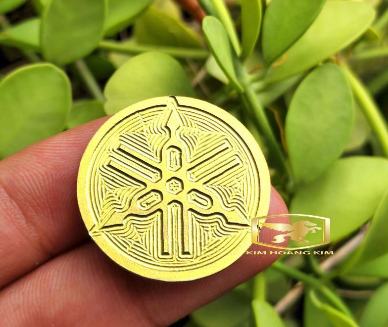 Tem Logo YA chất liệu Titanium MẠ Vàng Gắn Exciter,Sirius....(100% titan)