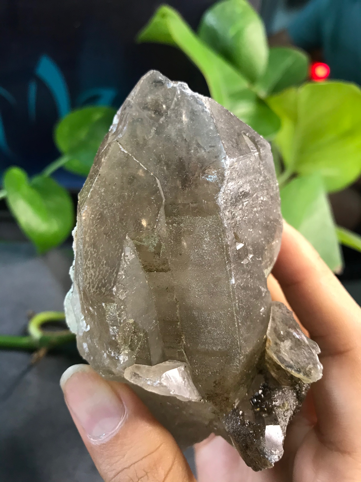 Đá Thạch Anh khói hình lăng trụ đế gỗ MS55