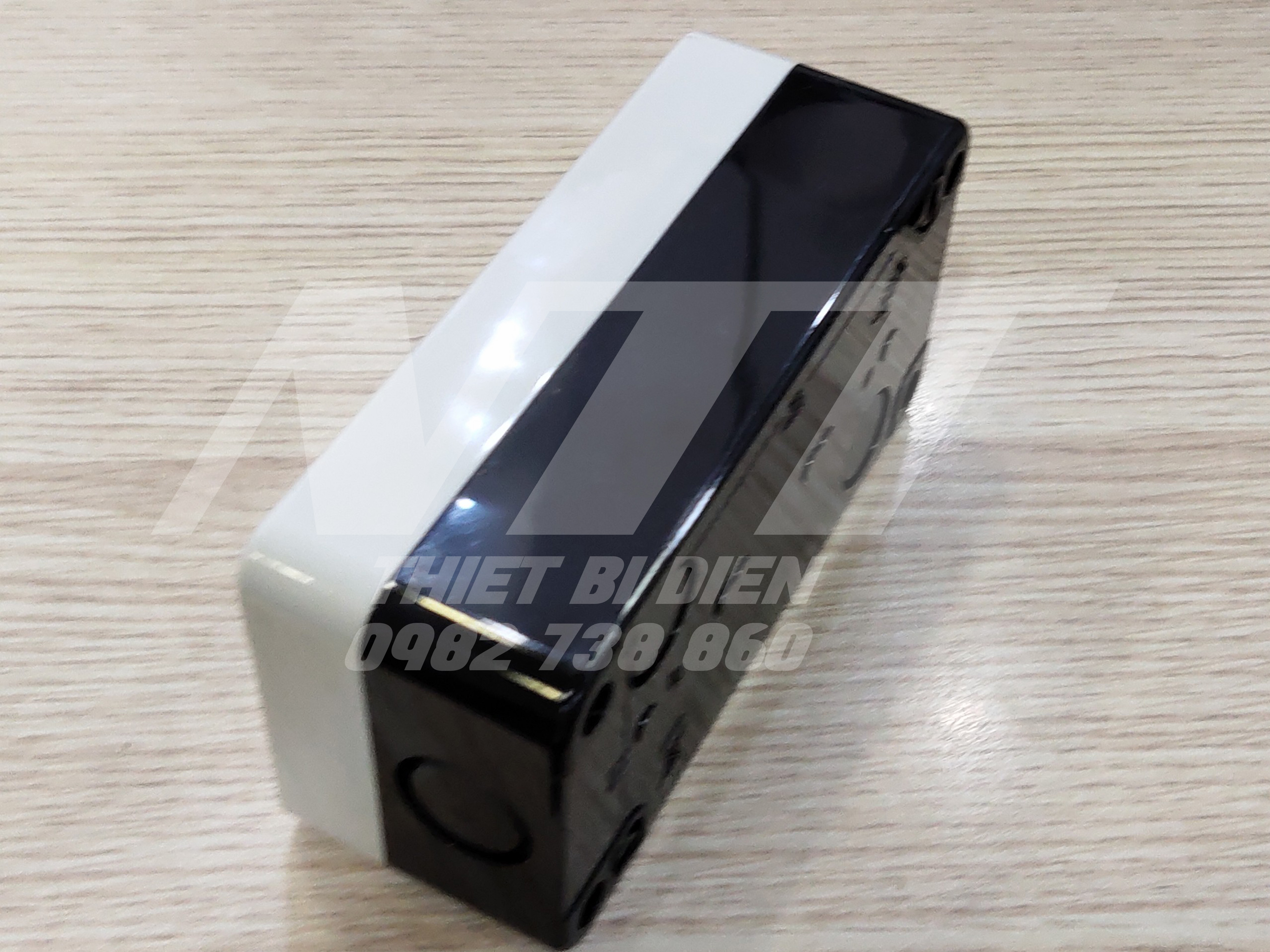 Hộp nút nhấn 3 lỗ phi 22 NP2-B03 Chint