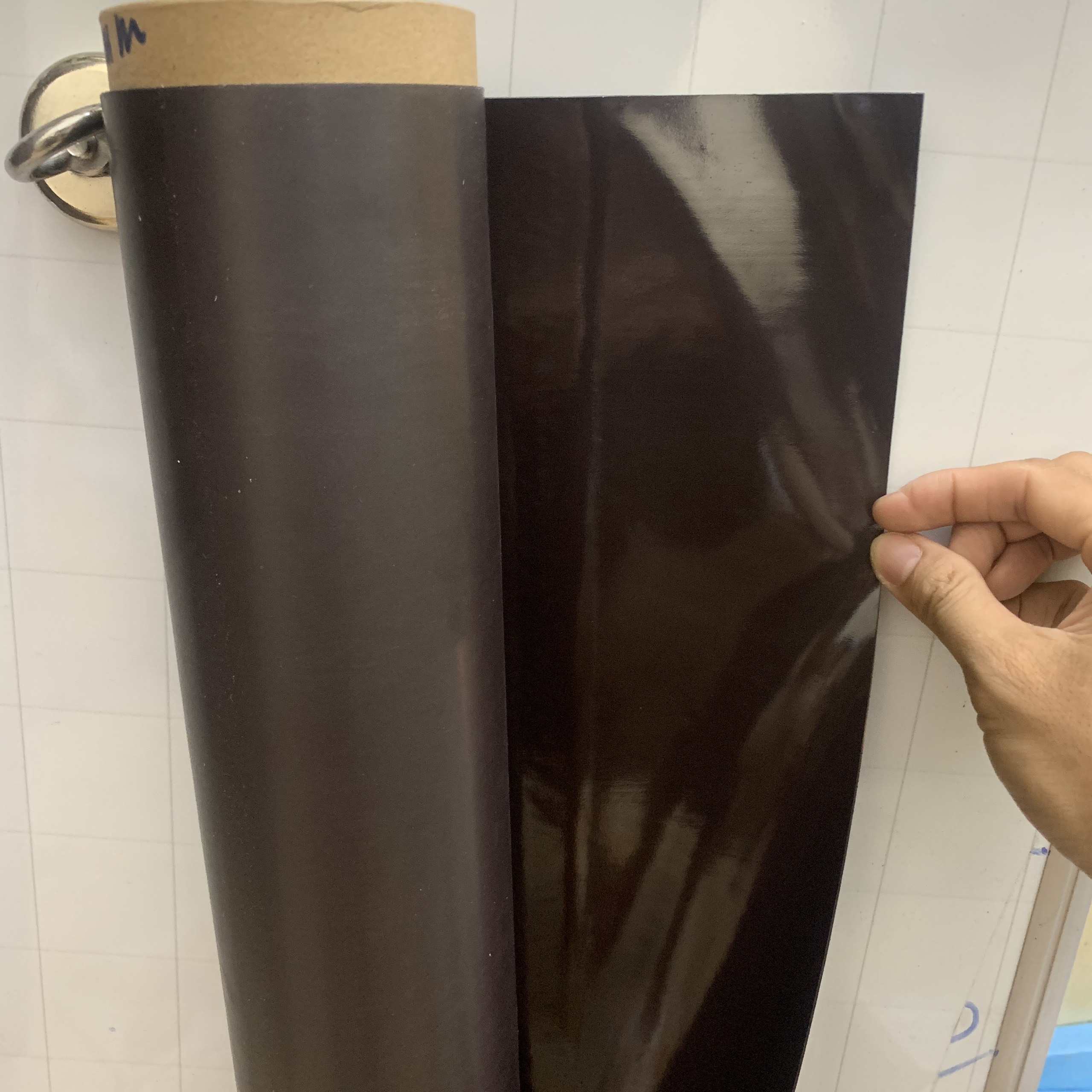 Cuộn nam châm dẻo nâu 62CM X 1M X 0.5MM, nam châm siêu dính