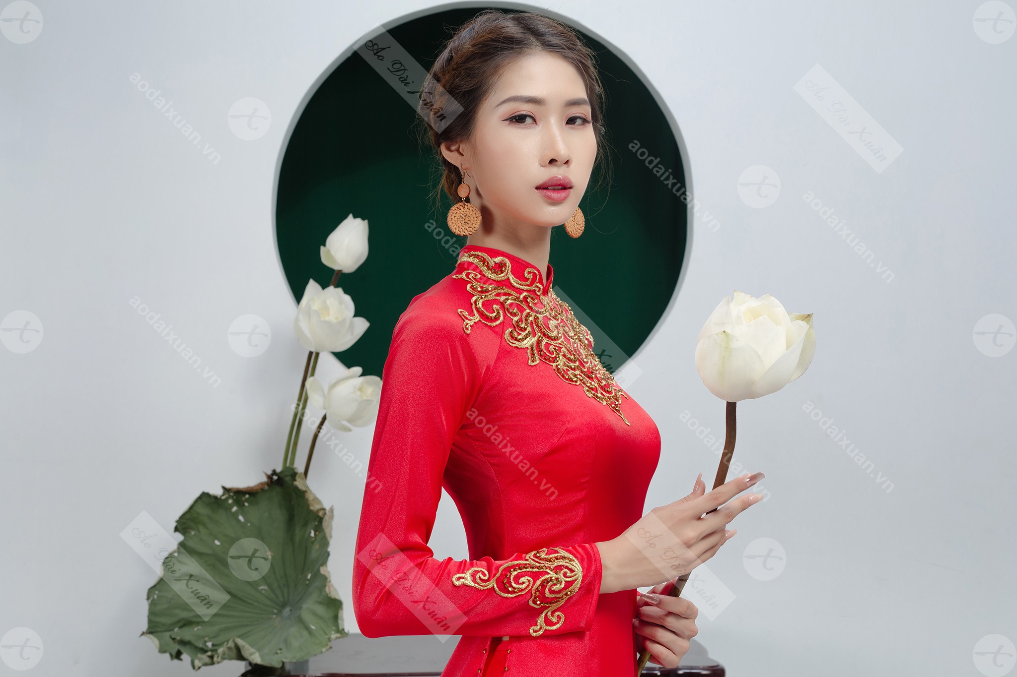 Áo dài đỏ lụa Thái Tuấn cao cấp thêu đính pha lê vàng gold tà A, kiểu áo dài có cổ 3cm dự tiệc tối, dẫn chương trình, đám cưới hỏi - 190611