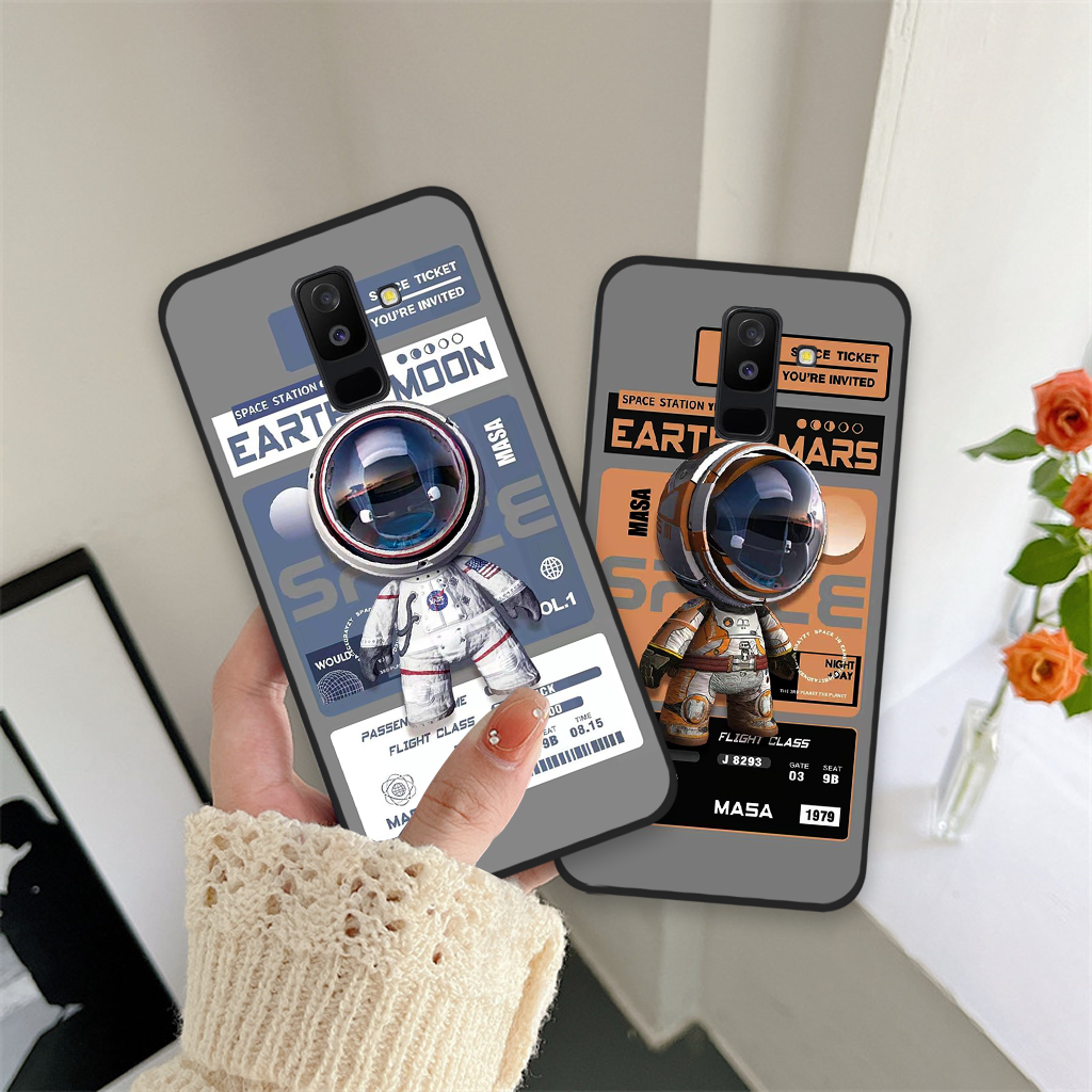 Ốp lưng Samsung Galaxy J8 phi hành gia astronaut 3D độc đáo