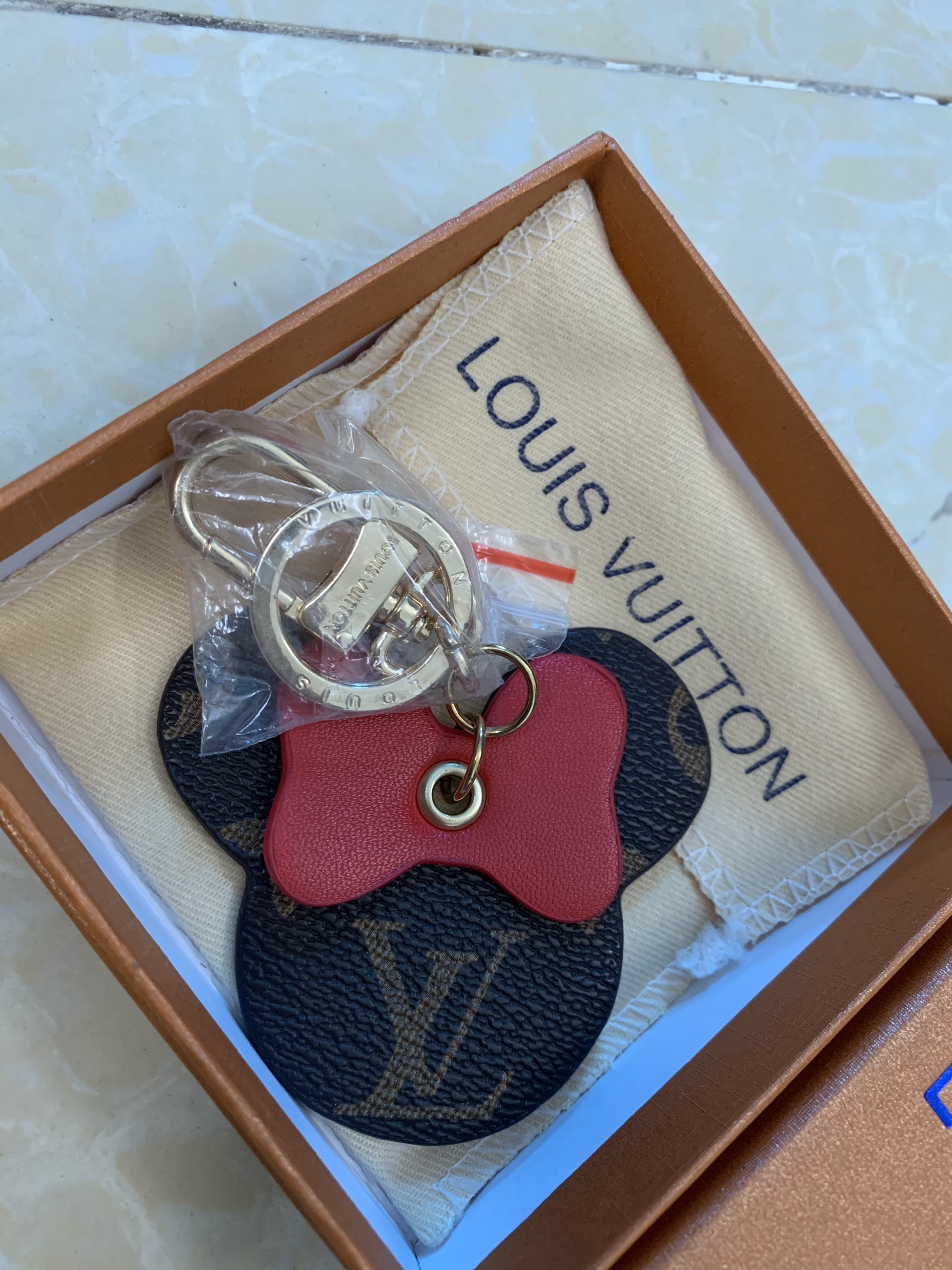 Móc khoá LV Mickey hàng cao cấp full box (màu hồng)