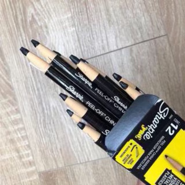 Chì đá Sharpie định hình môi, mày