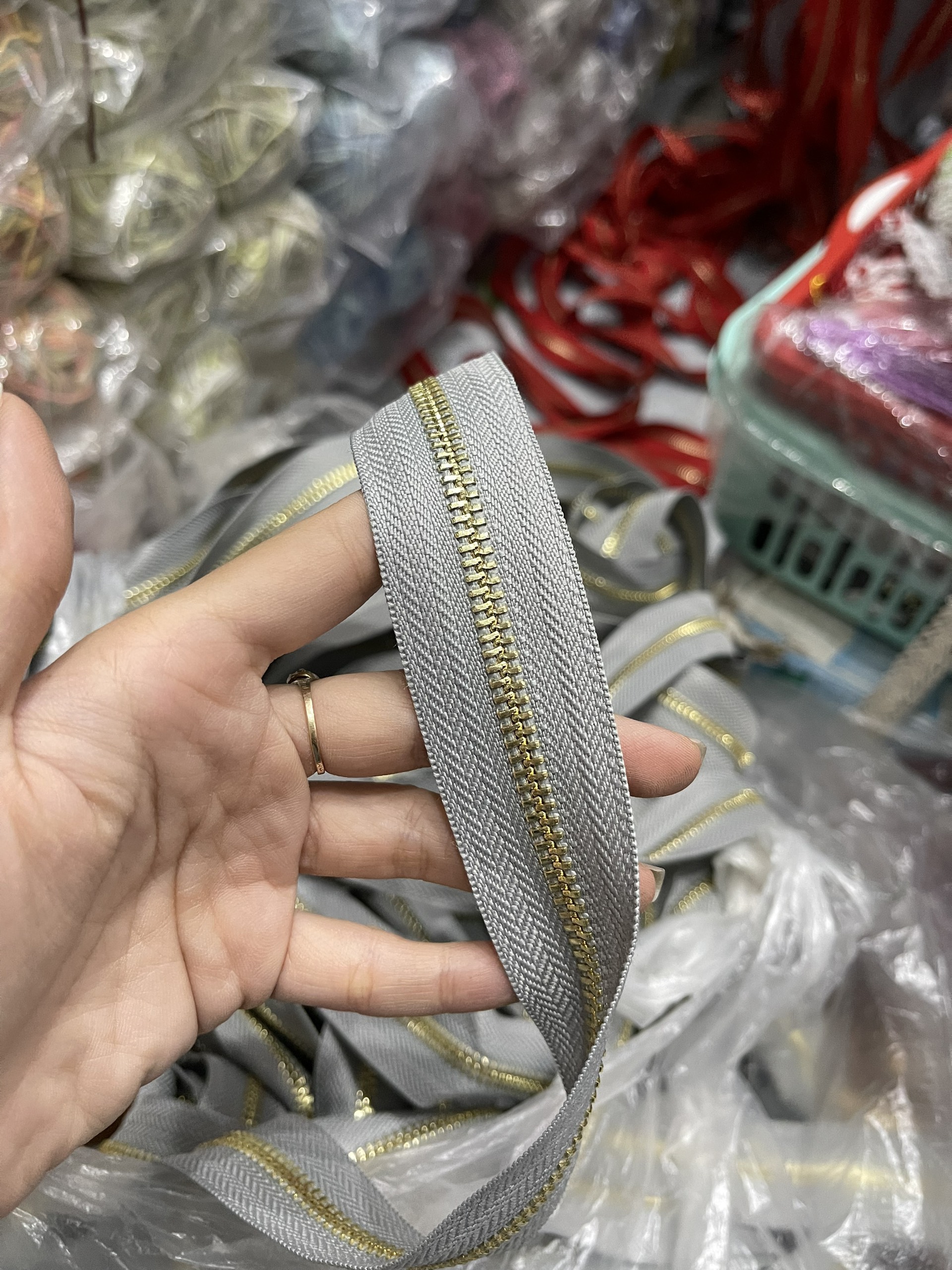Đoạn Dây Kéo Răng 5( chưa gồm đầu kéo và chặn kéo)