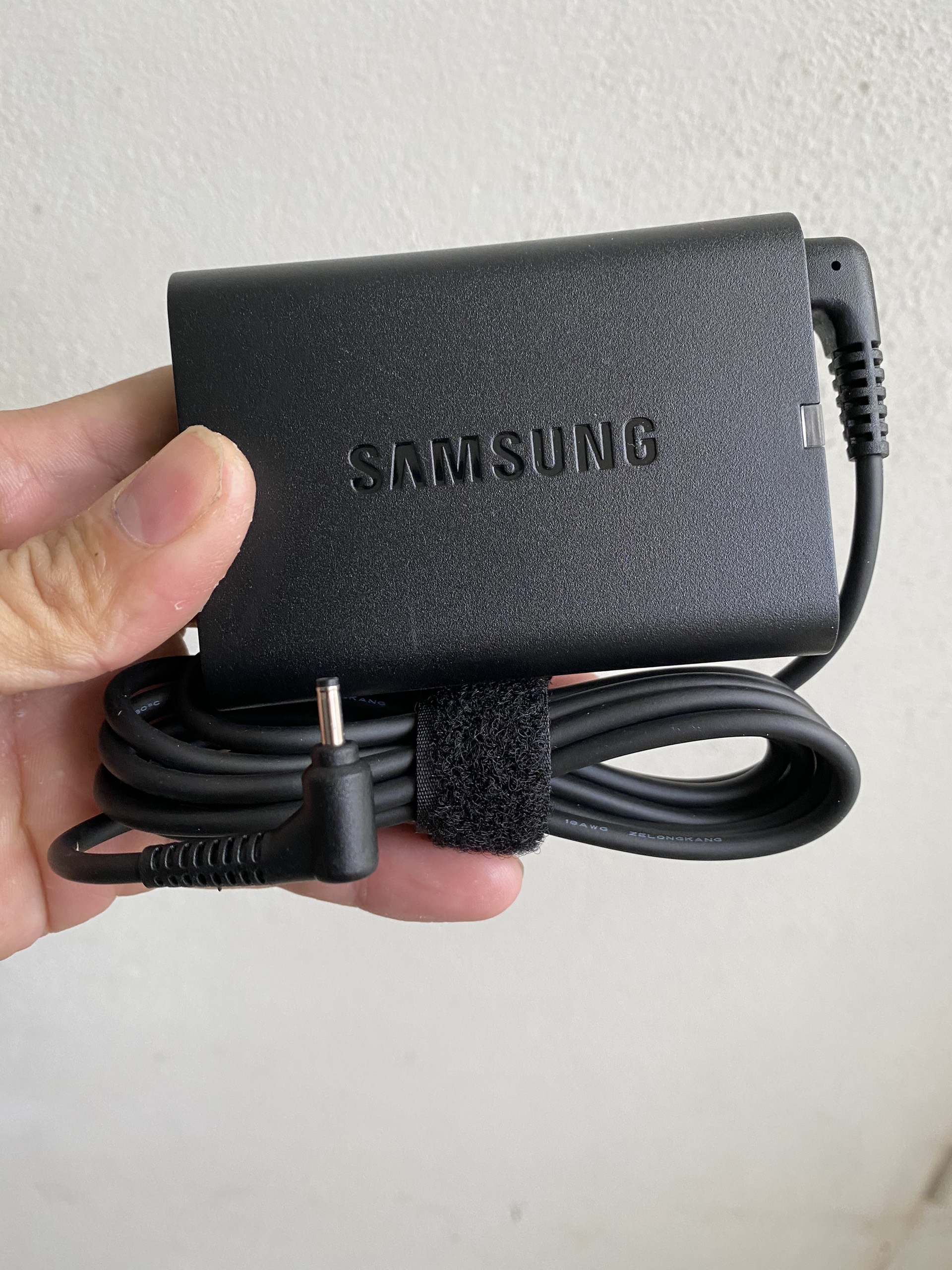 Sạc laptop samsung 19v 2.1A chân nhỏ