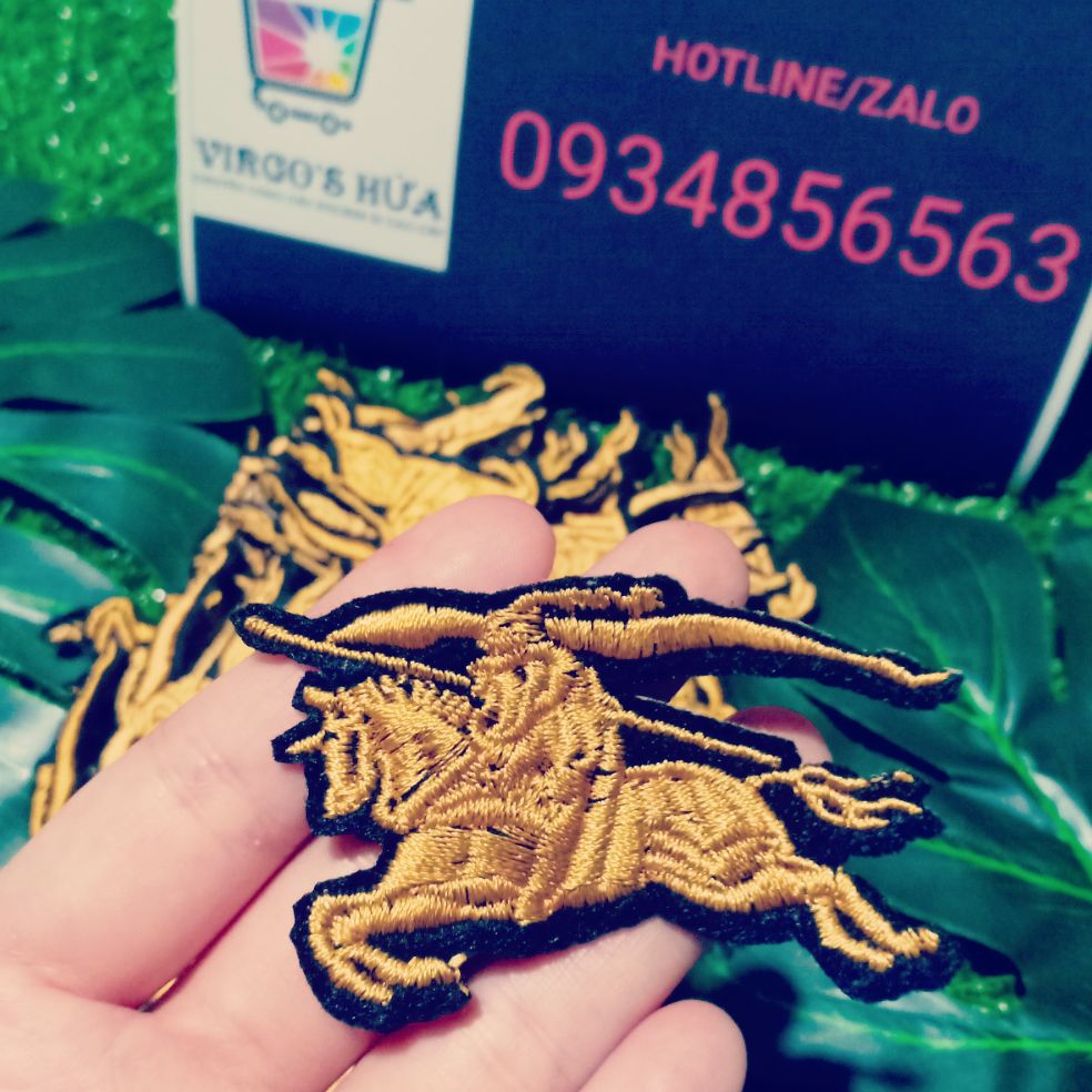 Sticker thêu vải logo thương hiệu