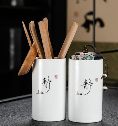 Hộp sứ đựng chè và dụng cụ pha trà