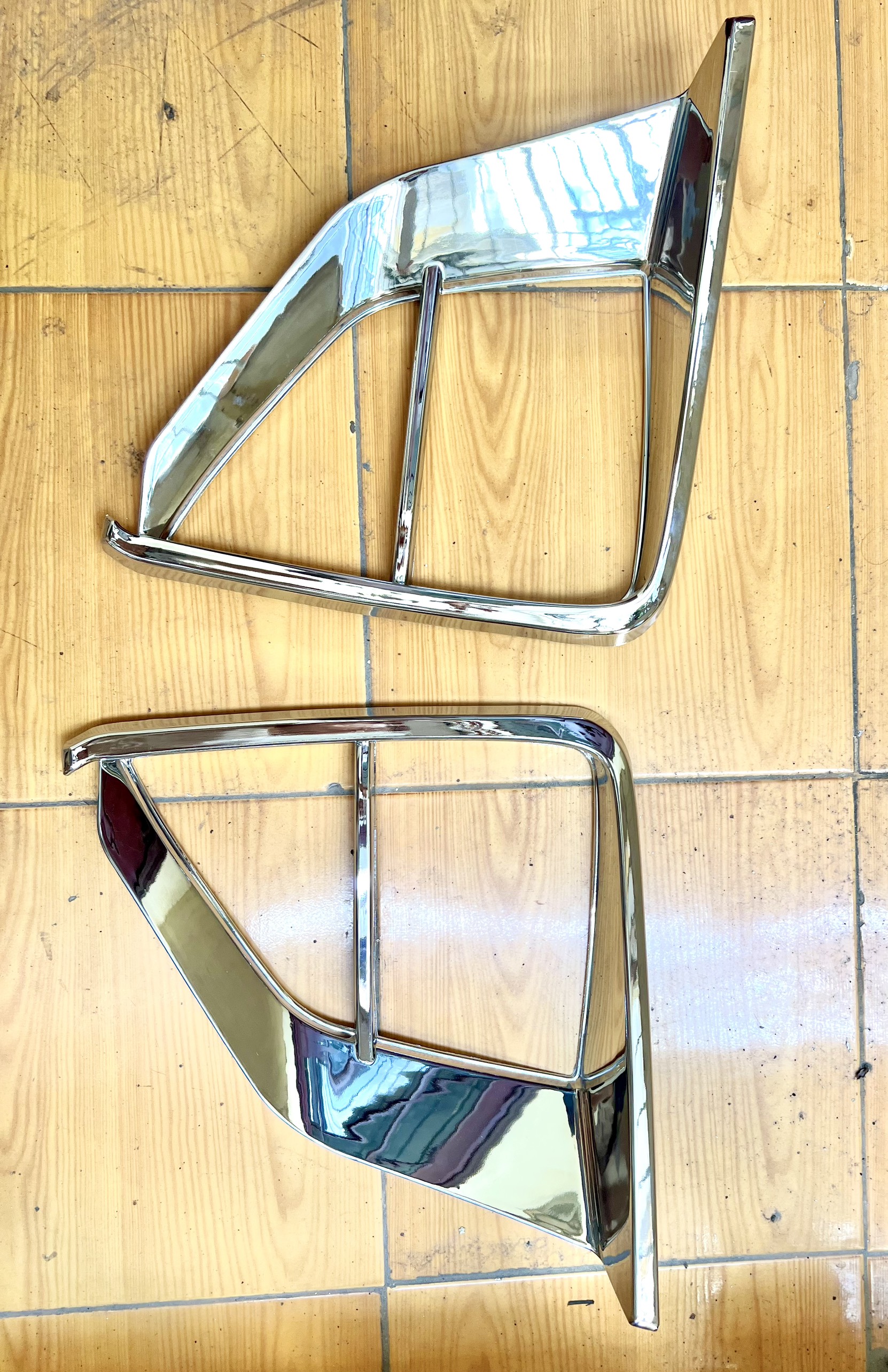 Bộ 2 ốp trang trí viền đèn pha mạ Xpander form 2018-2022 nẹp viền ( mẫu mới có gach ngang ở giữa)