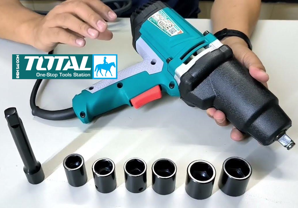 MÁY VẶN BU LÔNG ĐIỆN 1050W TOTAL TIW10101 Điện áp sử dụng: 220-240V~50/60Hz Tốc độ không tải: 2300/phút Đầu nối: 1/2” Mở được bu lông lớn nhất là M20 (30cm) Trọng lượng: 6kg