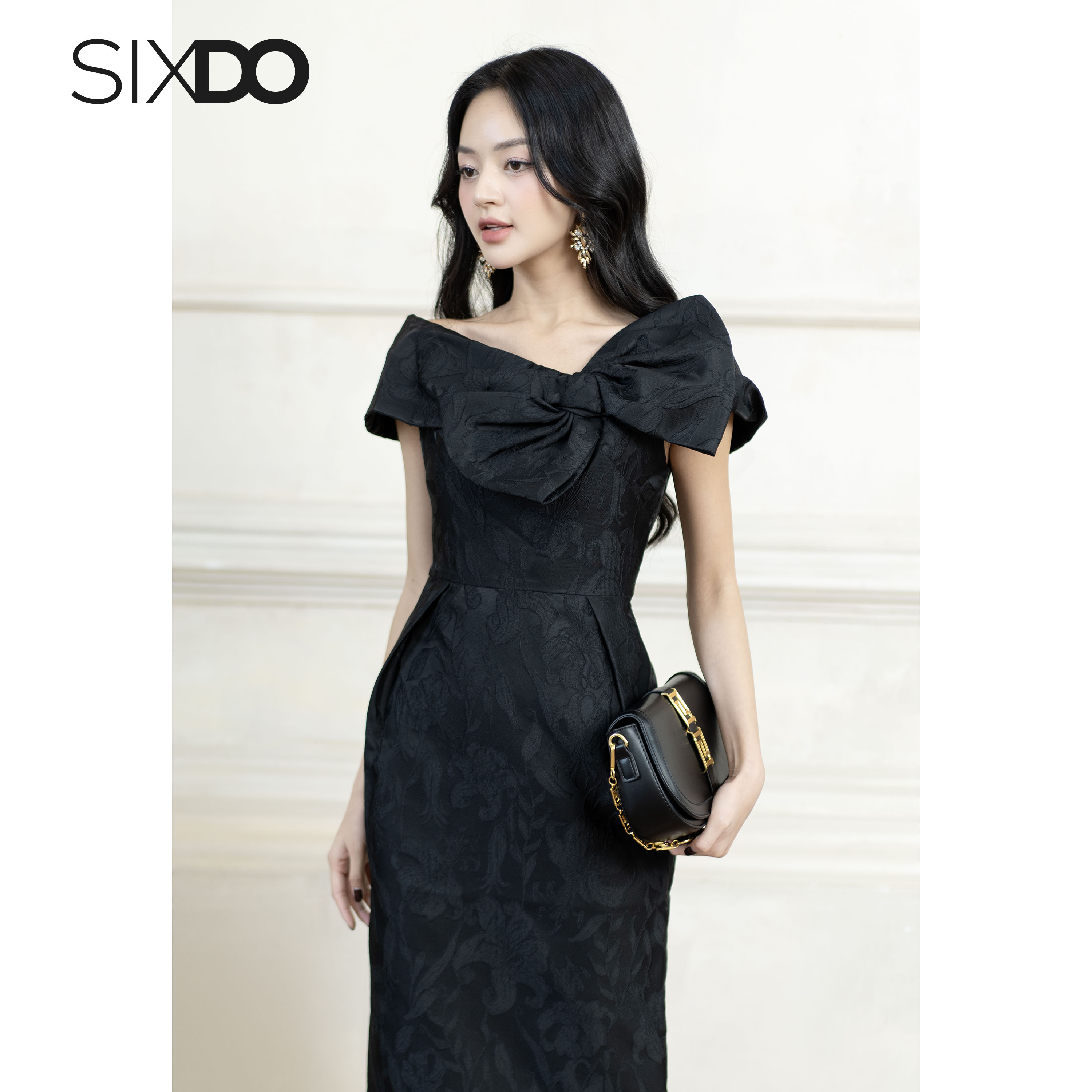 Đầm gấm trễ vai phối nơ SIXDO (Black Off-shoulder Midi Brocade Dress)
