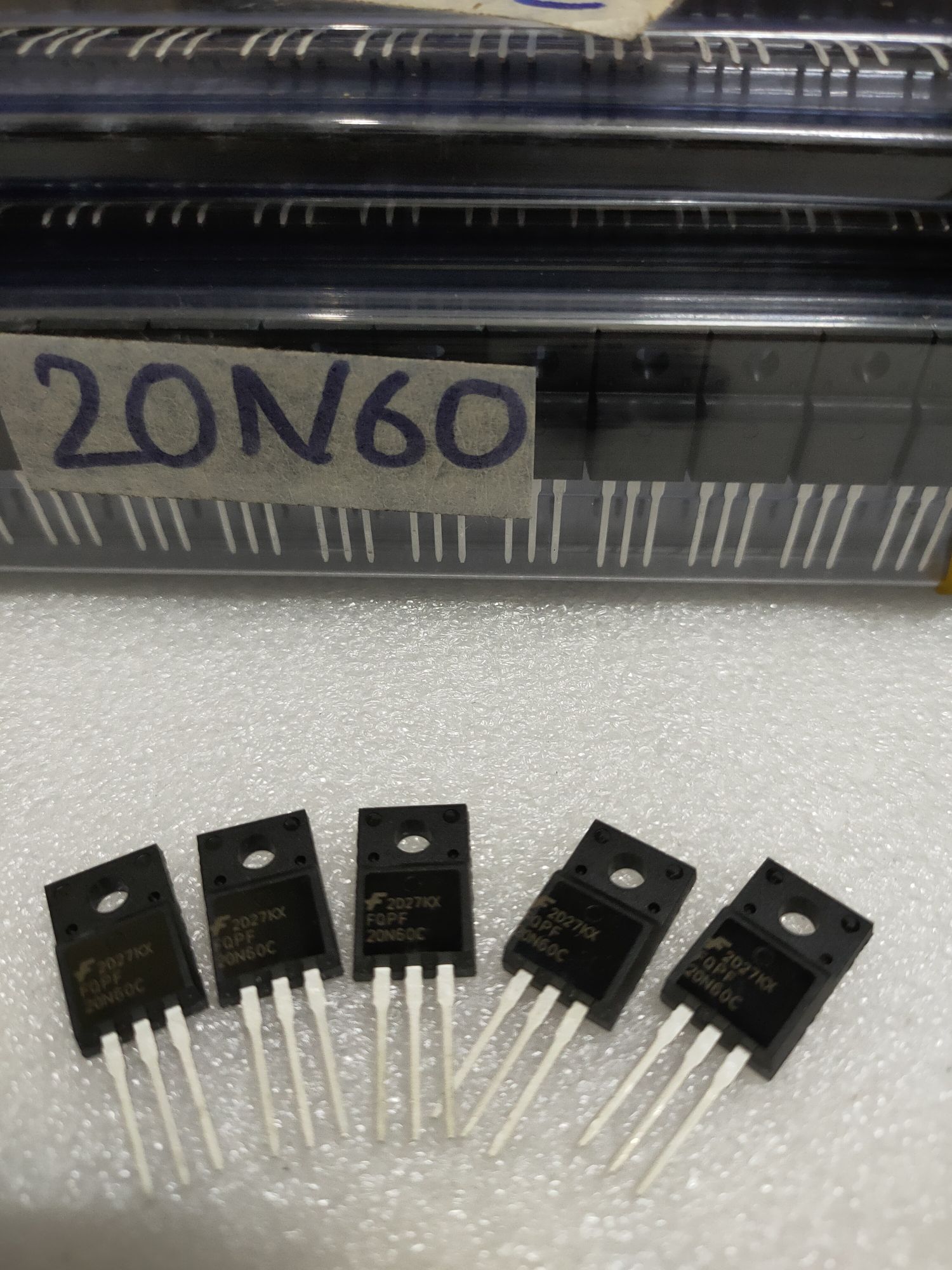 5 Con MOSFET 20N60 nhỏ