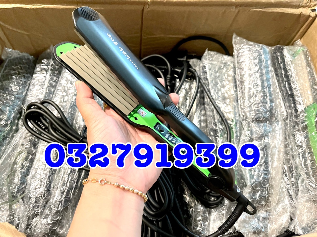 Máy bấm tóc PRO 303 cao cấp - Chất liệu hợp kim phủ ceramic chống hư hại tóc - 5 mức chỉnh nhiệt 140-220 độ - Dây xoay 360 độ - Kích thước 27cm x 4.5x10.5cm - Công suất 45W-80W - Bảo hành 06 tháng