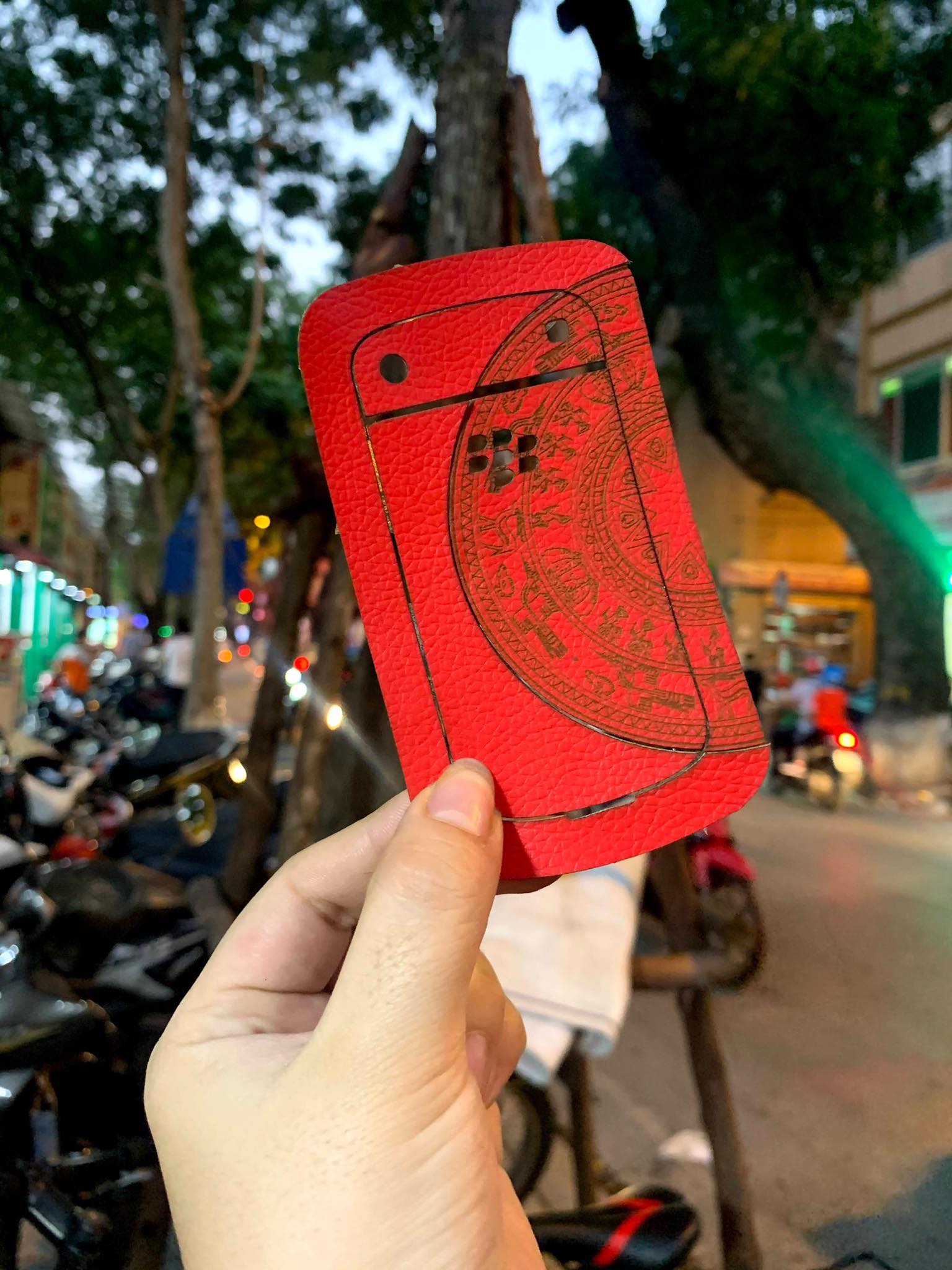 Dán da Dán da lưng điện thoại BB 9900 hình trống đồng