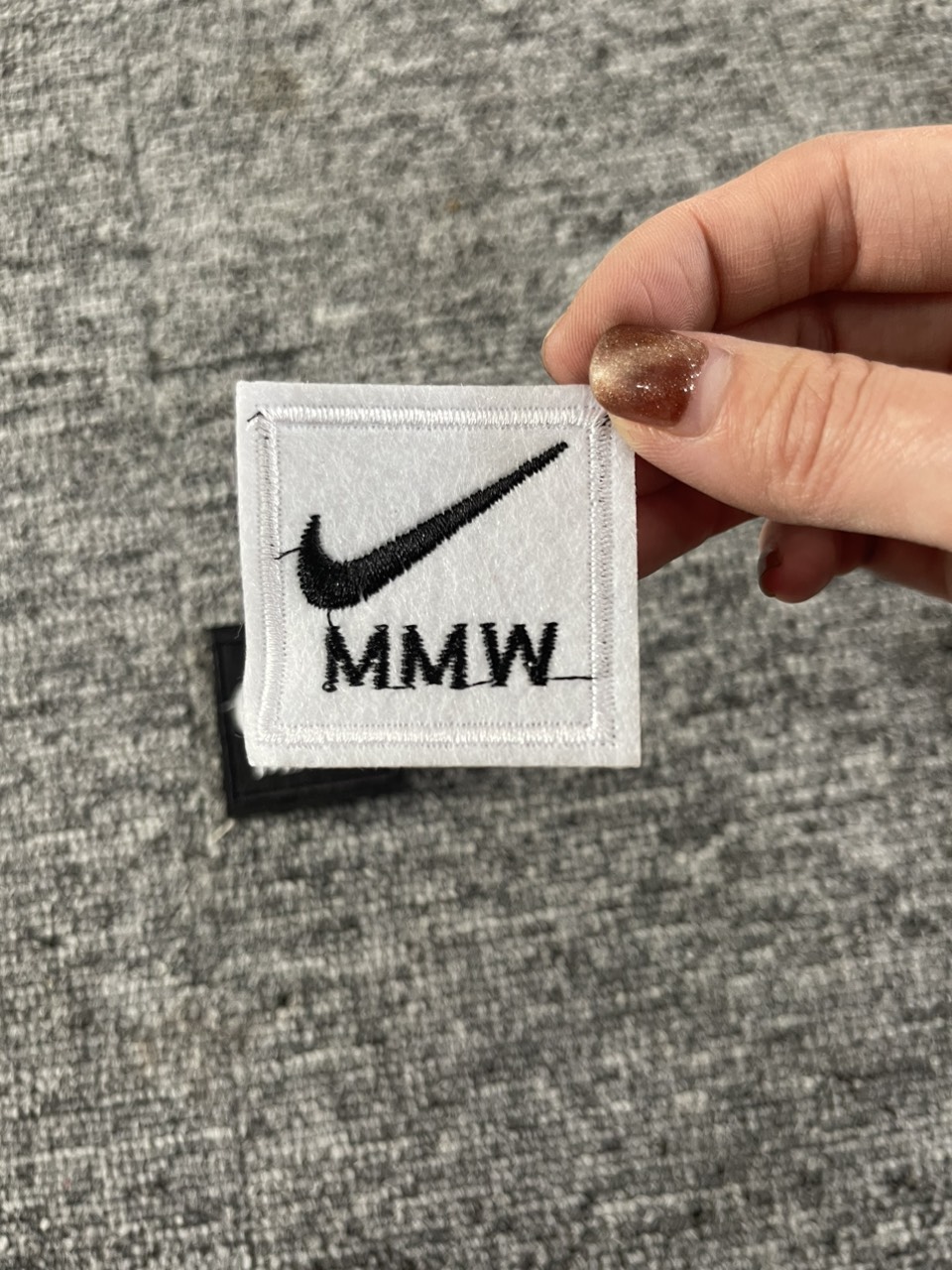 Miếng Sticker Thêu Ủi hình logo vuông nik.e