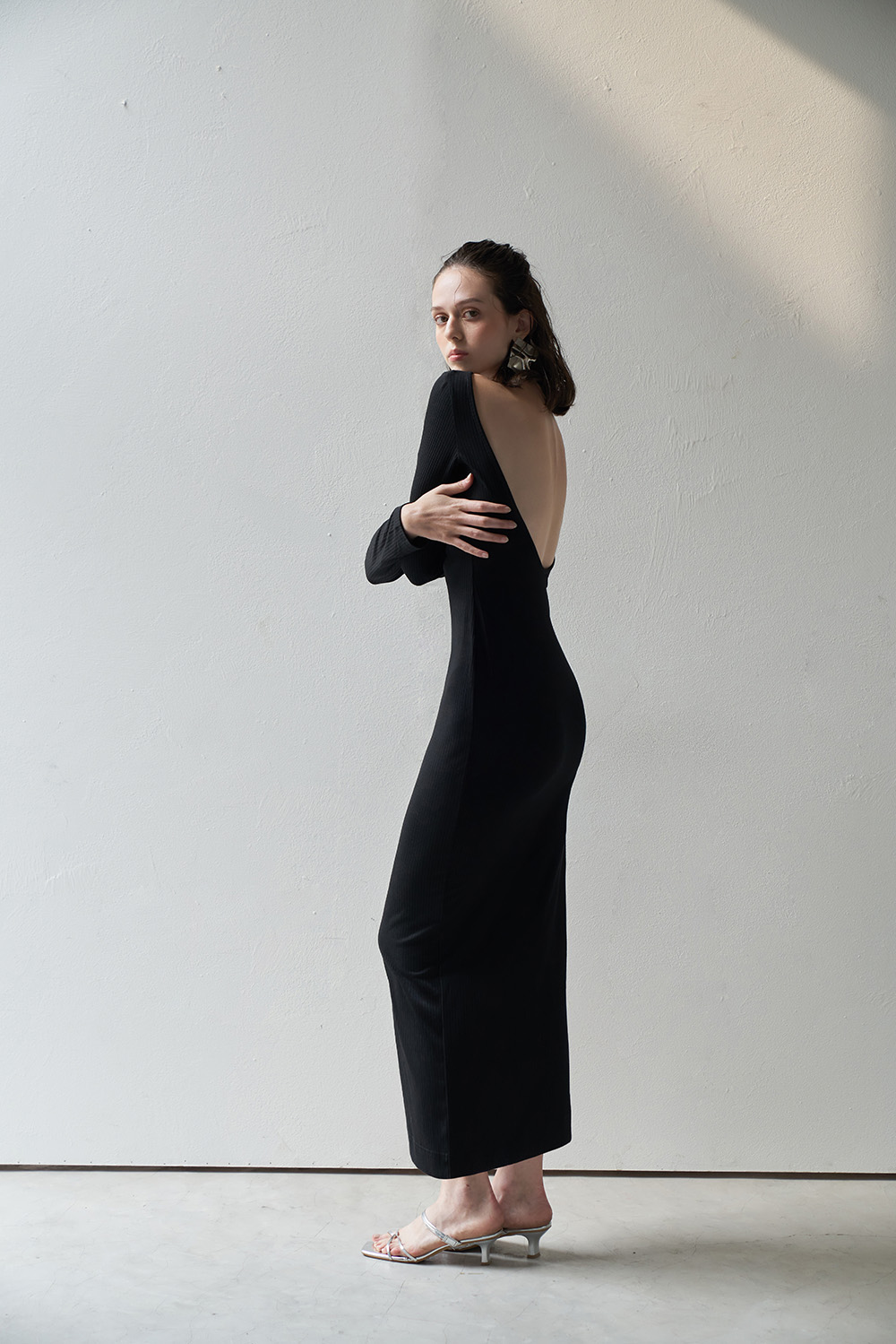 Dottie - đầm midi dài tay khoét lưng - đen - d0476