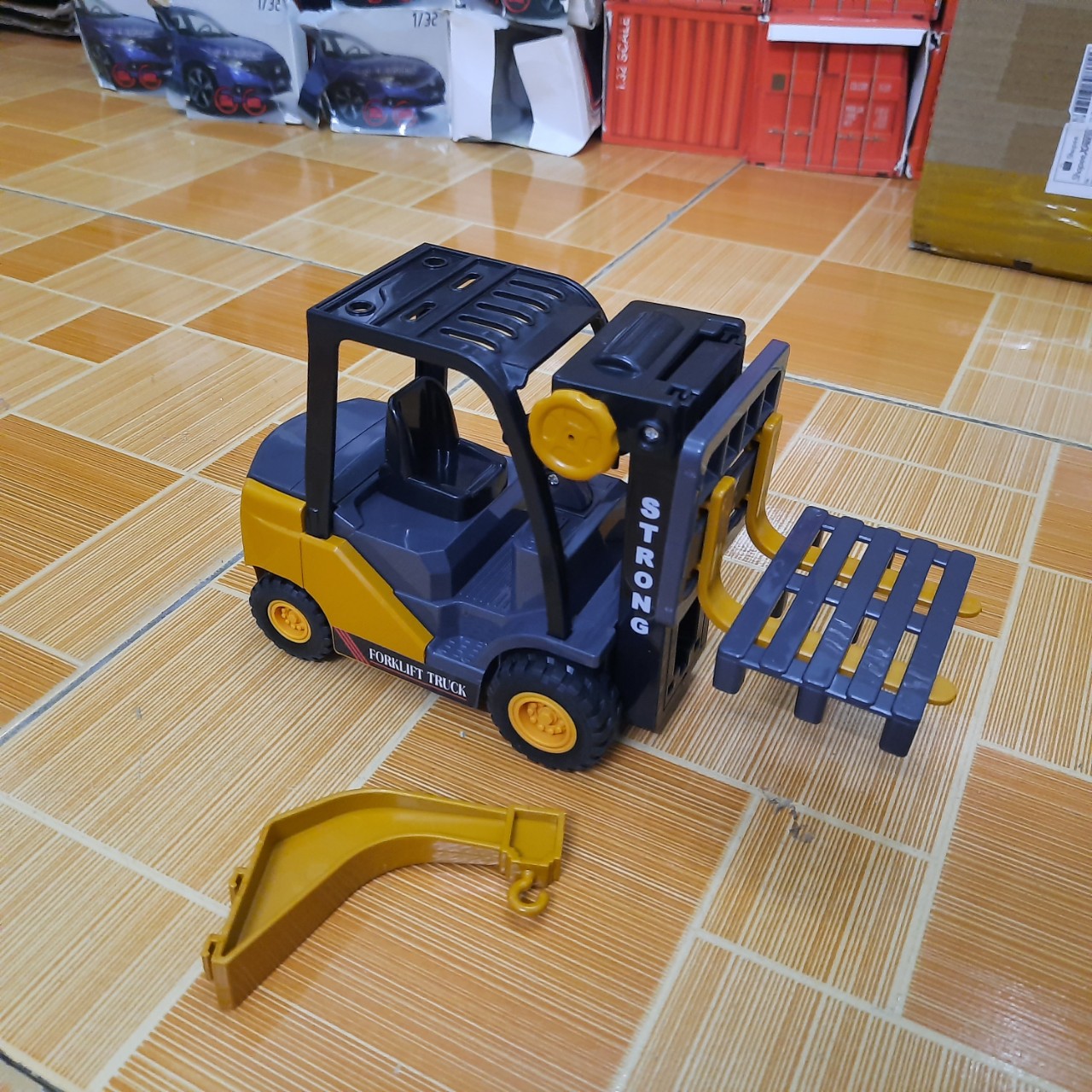 Xe nâng đồ chơi trẻ em bằng nhựa
