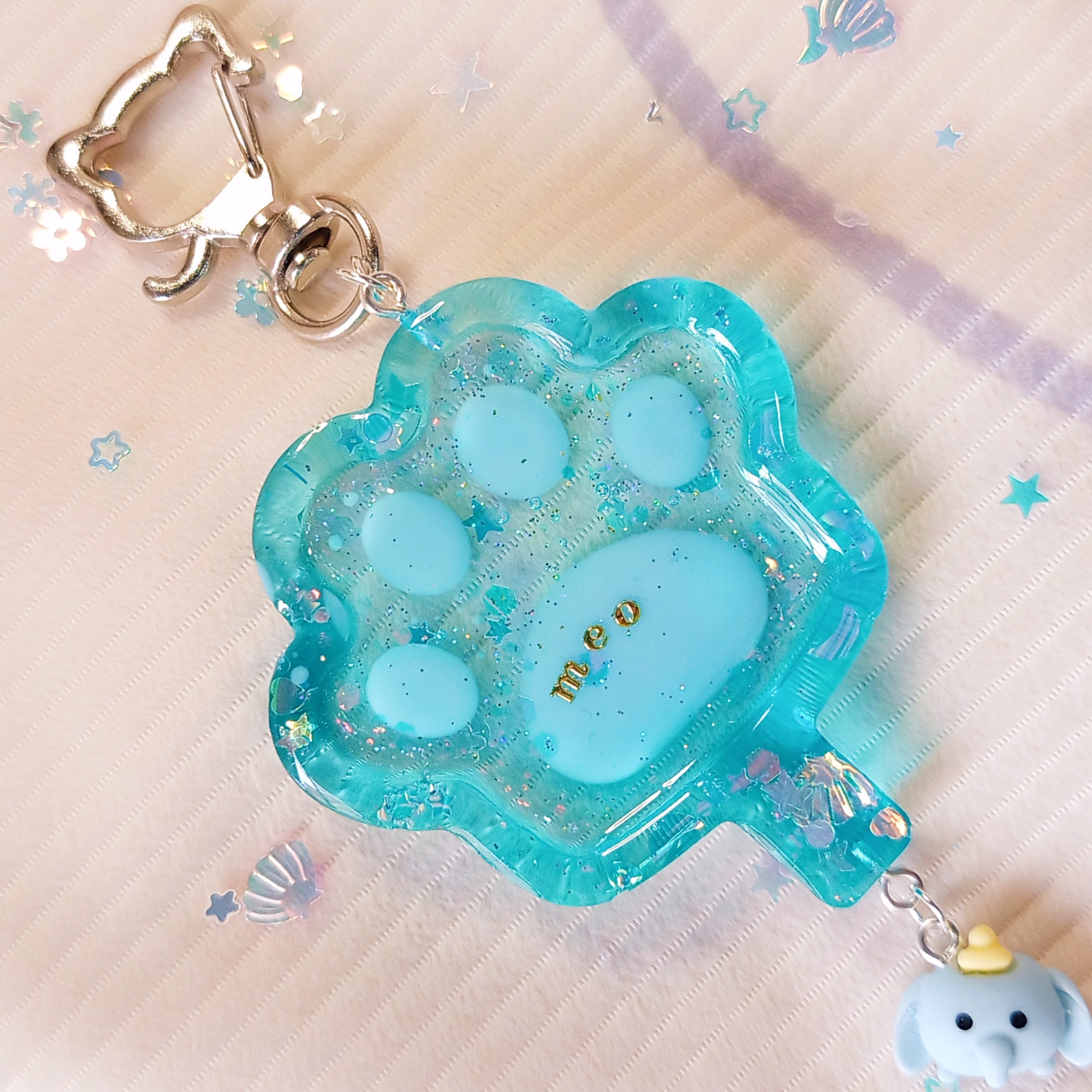 Móc khóa resin tay mèo handmade