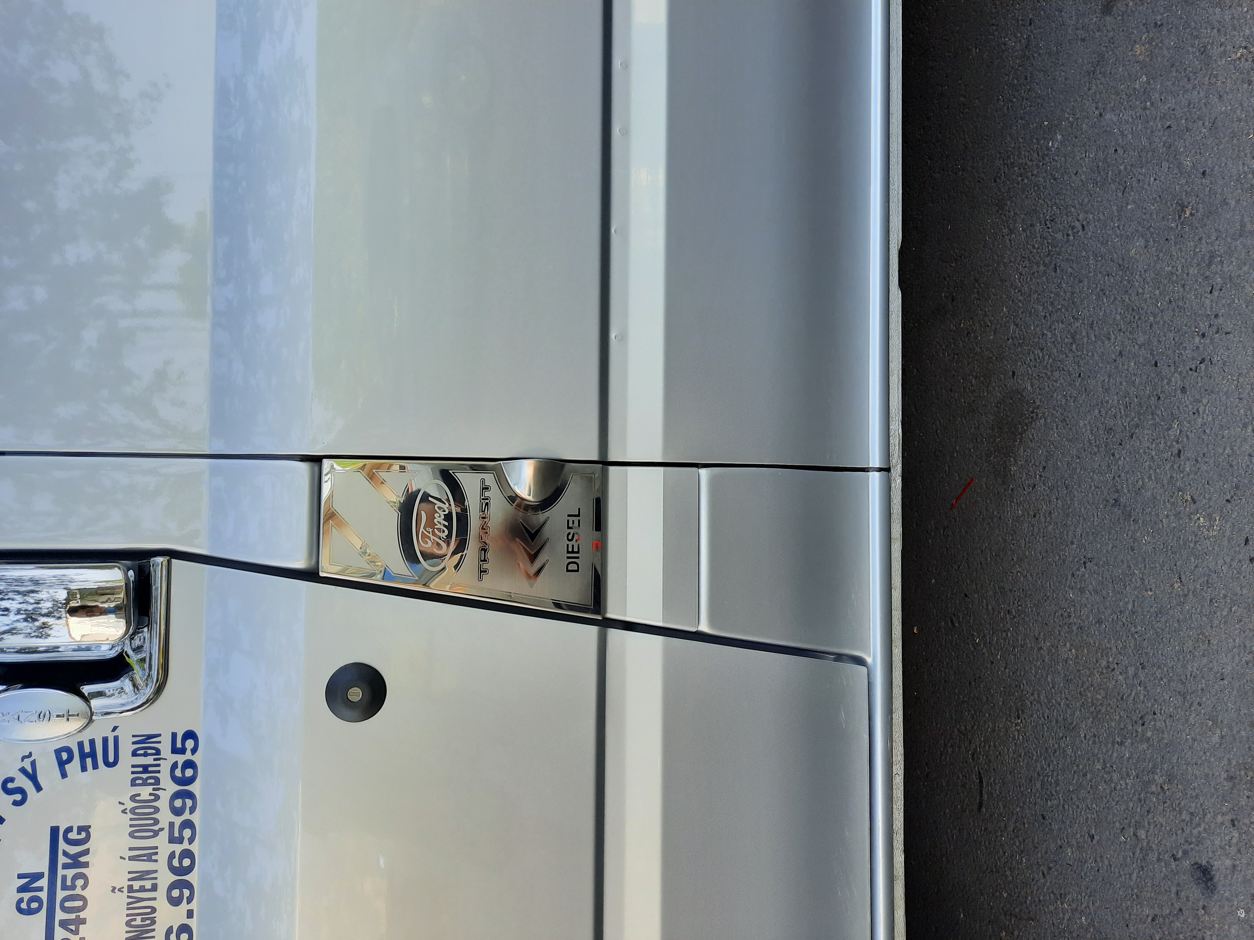 Ốp INOX nắp bình xăng FORD Transit 2015