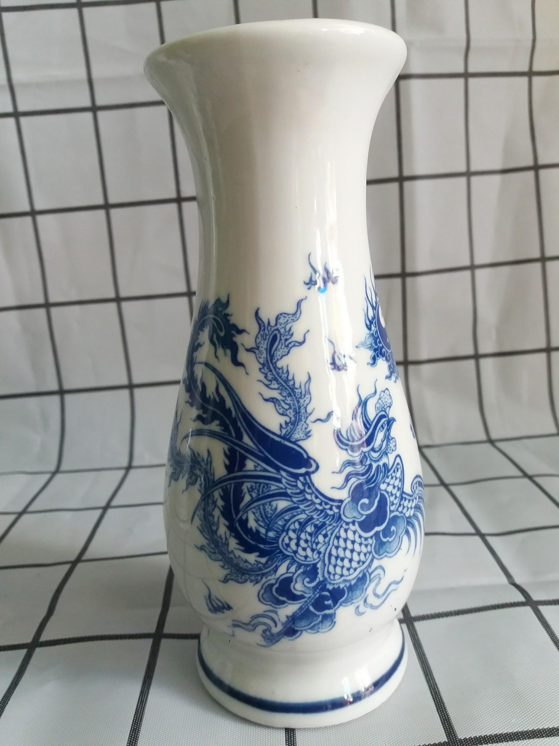 Bình hoa men xanh nhỏ xinh thờ cúng