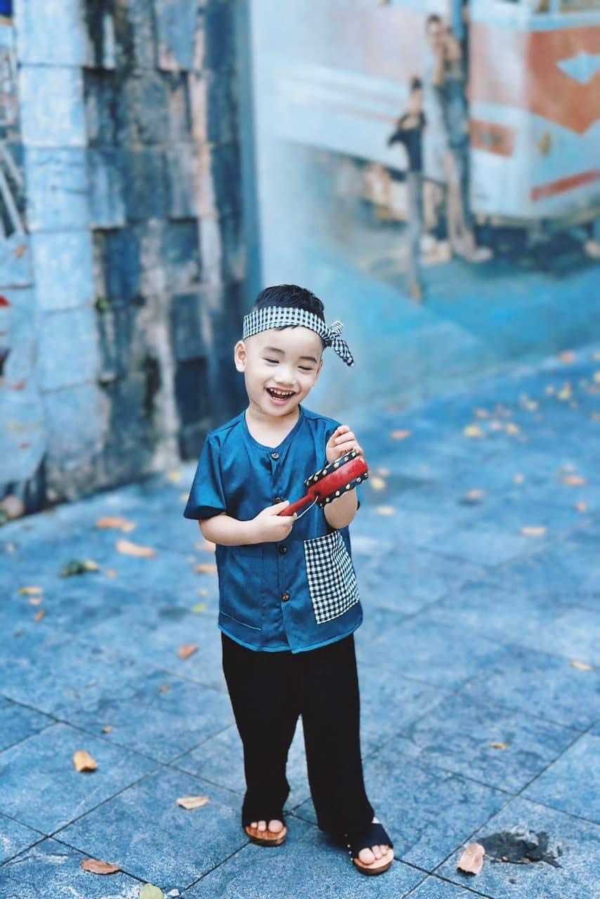 Bộ bà ba bé trai kèm khăn rằn