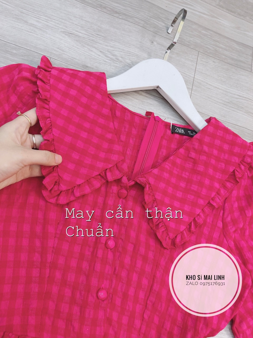 Đầm kẻ hồng sen cổ bèo cúc bọc dáng ngăn