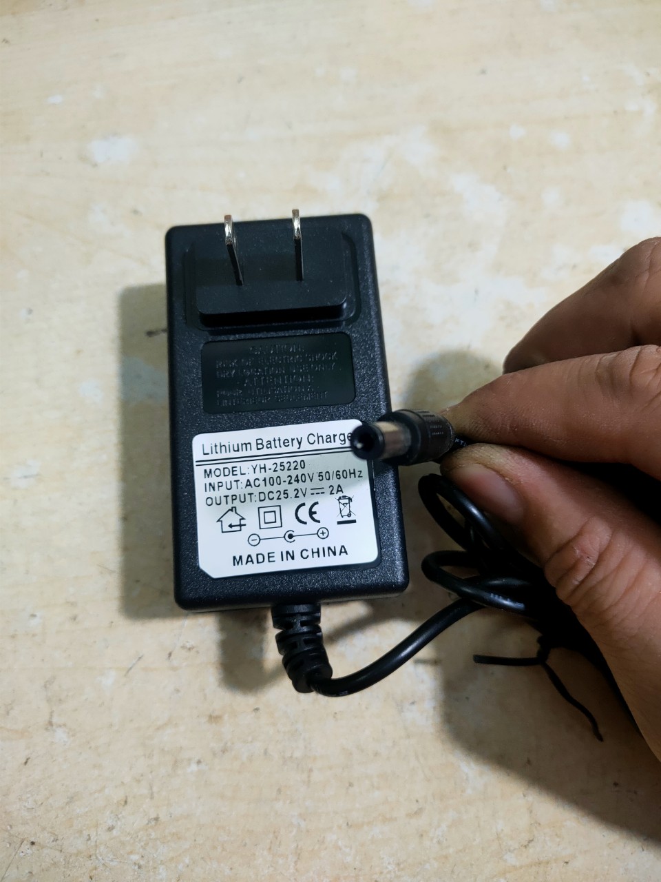 Sạc 25.2V 2A chuyên dùng sạc pin li-on 24V