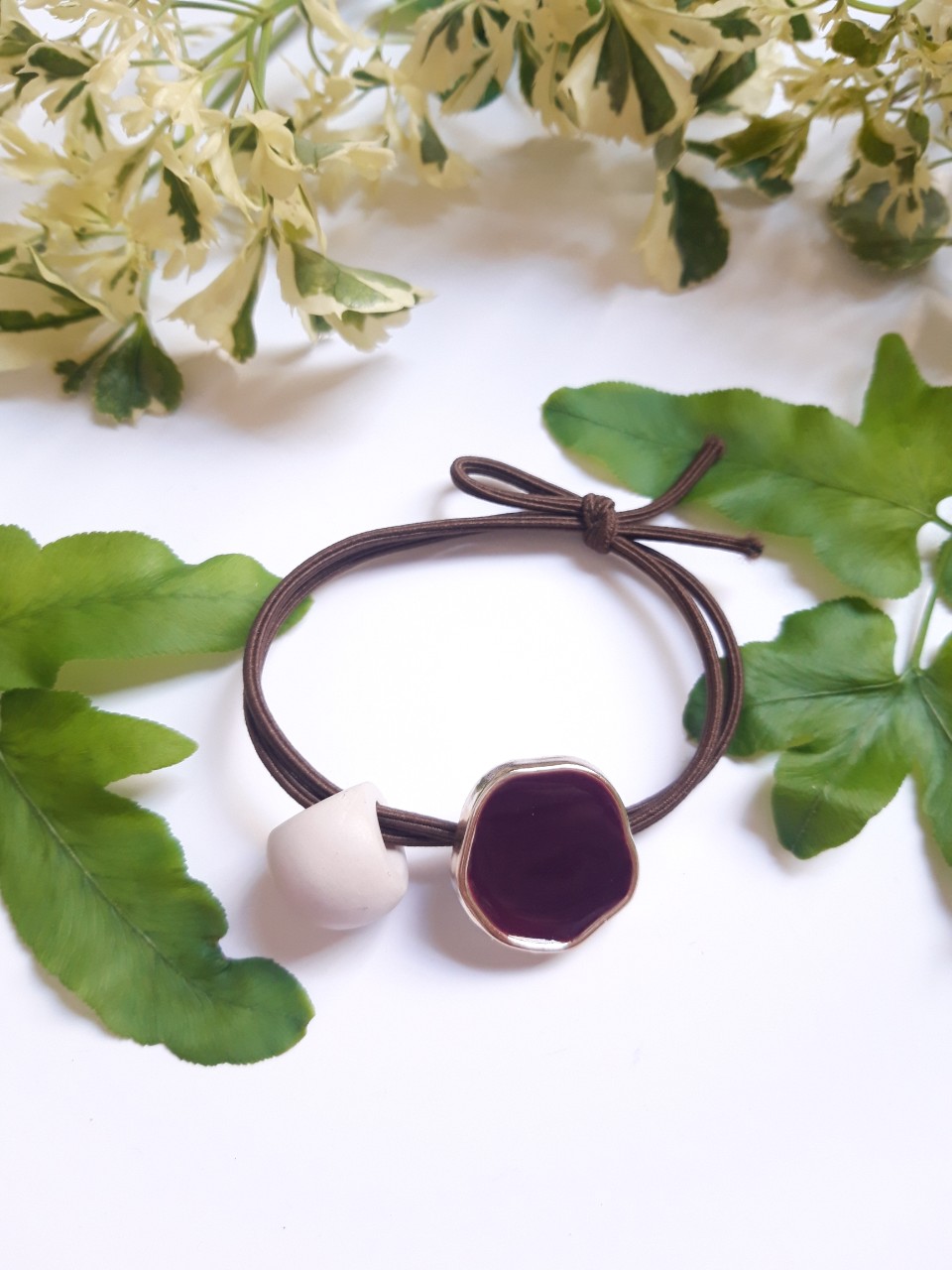 Cột tóc thời trang phong cách Hàn Quốc.
