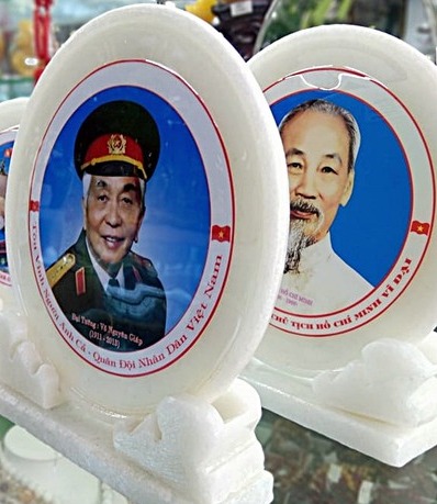Bộ 2 Ảnh ( tượng , dĩa đá ) Bác Hồ - Bác Giáp MIỄN SHIP ( 20cm )