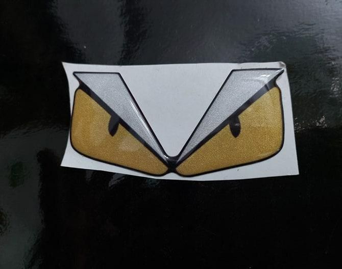 Logo mắt khủng long Fendi nổi phản quang