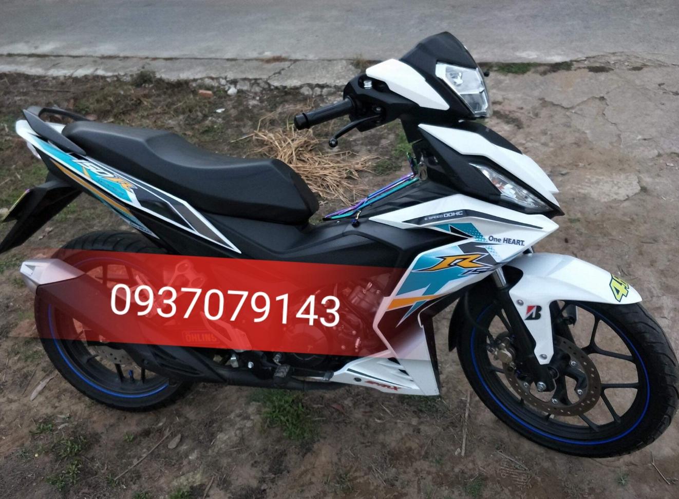 Tem rời winner dán xe trắng.