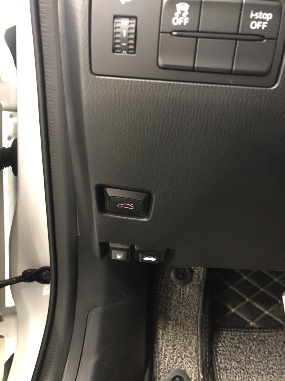 Nút mở cốp xe Mazda 3 Facelit đời 2017-2019