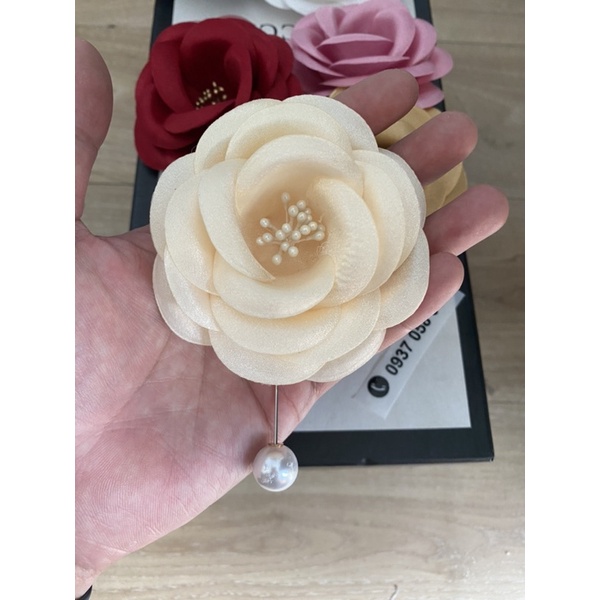 Hoa cài áo . Hoa Trâm cài áo️