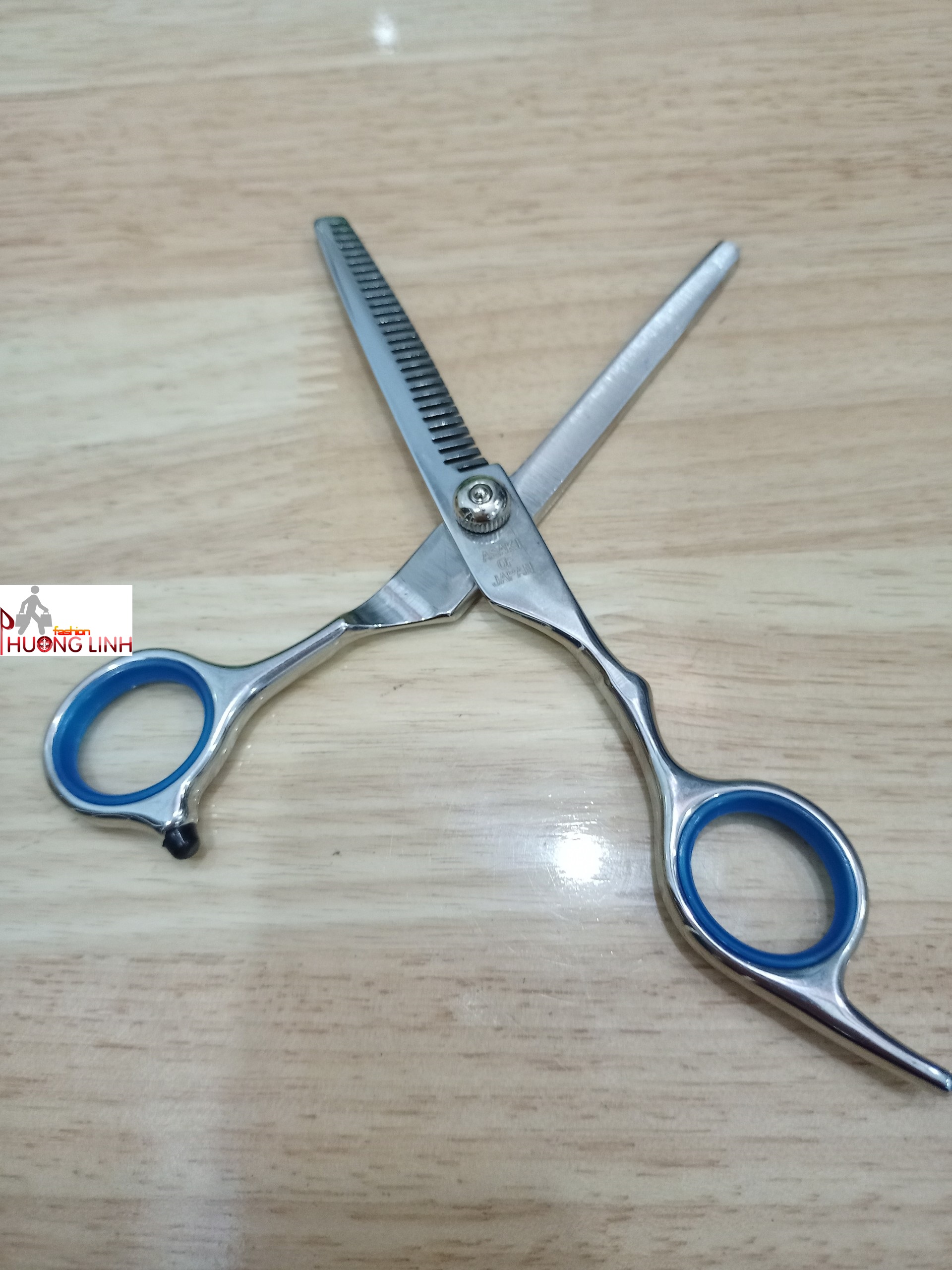 Kéo tỉa tóc loại rẻ dùng cho học viên học cắt tóc