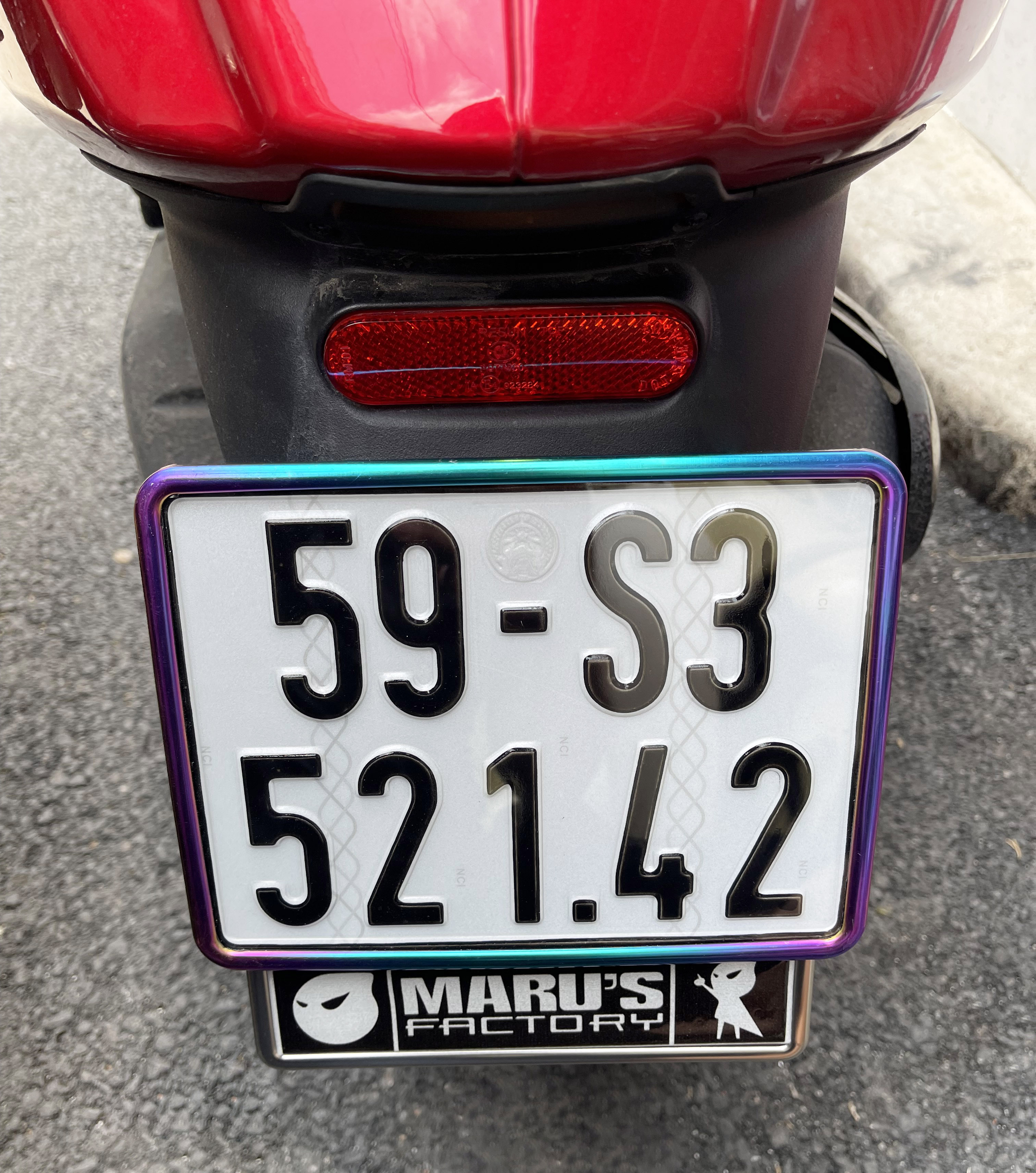 Đế biển số Vespa