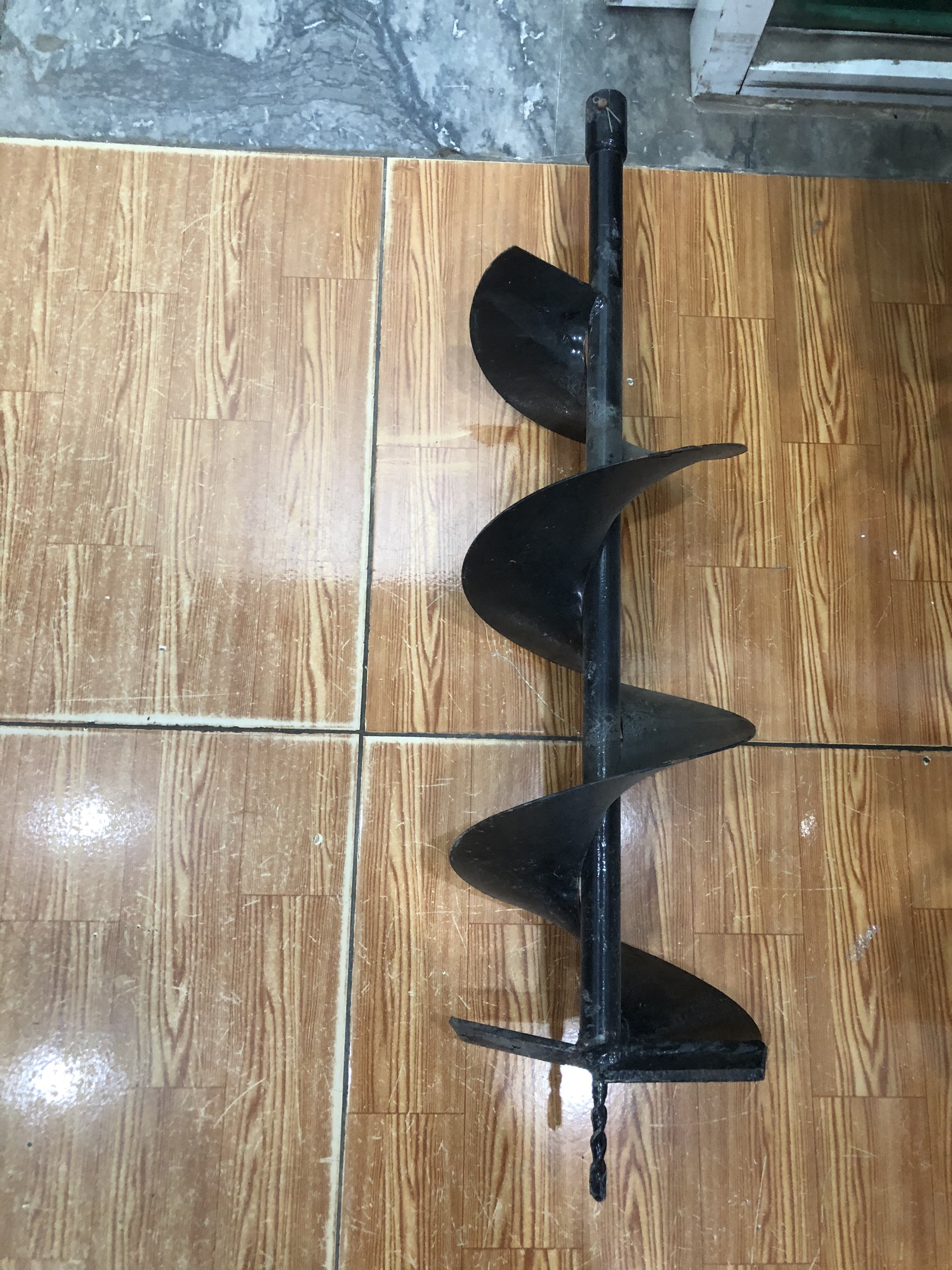 Mũi khoan đất đường kính 20cm,dài 80cm lắp cho máy khoan đất.