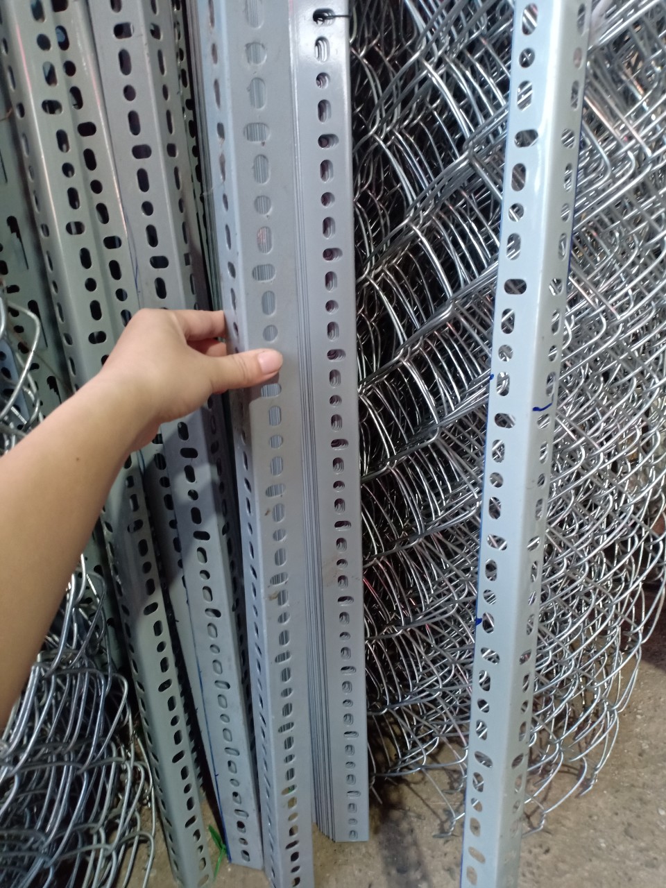 4 cây sắt v lỗ (4*4cm) dài 1m