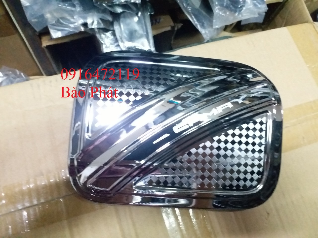 Ốp nắp bình xăng mạ Camry form 2019-2022
