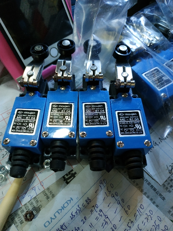 Công tắc hành trình 8108