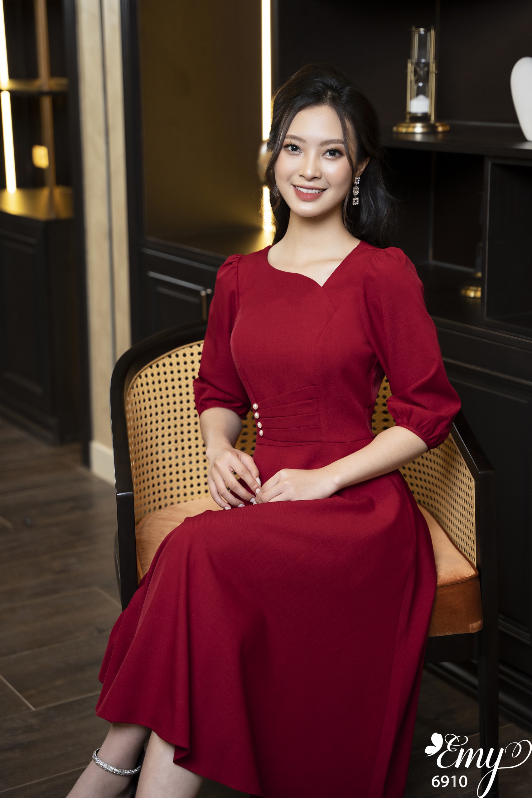 Đầm EMY EM6910 Xoè Đỏ Cổ Lệch