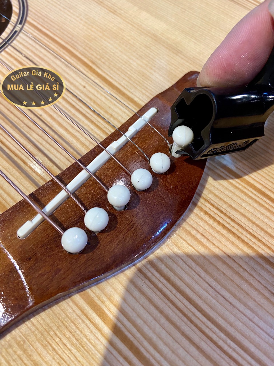 [HCM]Tay quay hỗ trợ thay dây đàn guitar