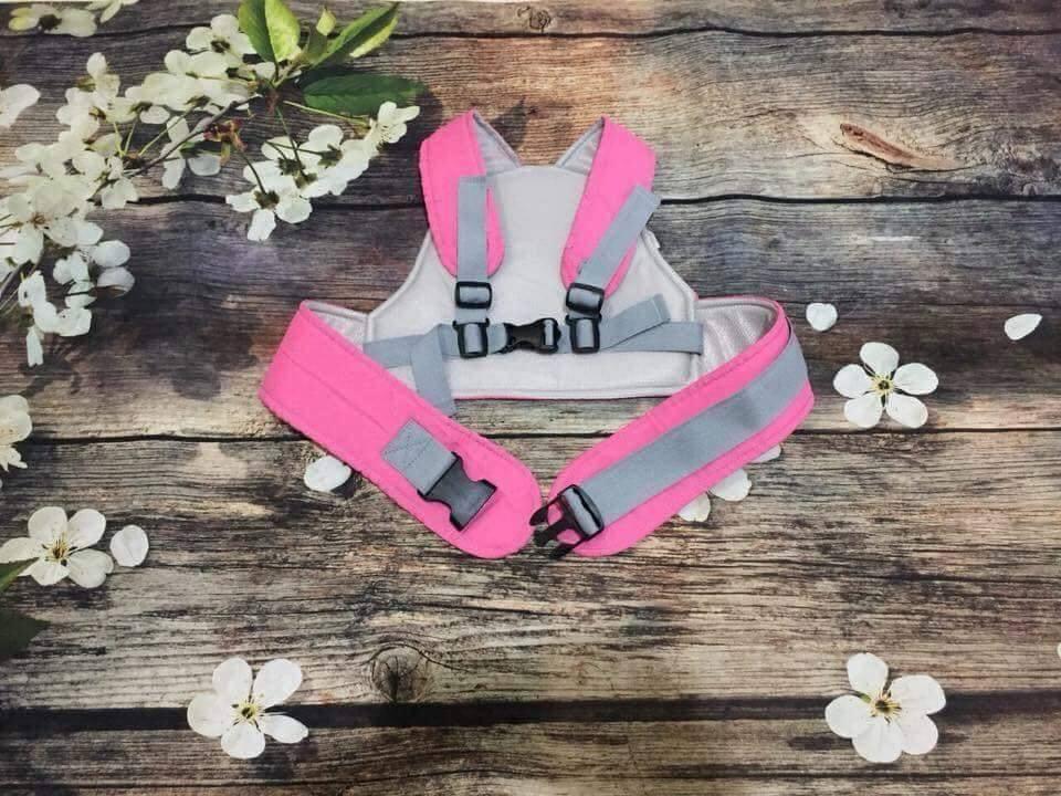 Đai xe máy phản quang cho bé được thiết kế dành riêng cho trẻ em dưới 7 tuổi, có thể dùng ngồi trước hoặc ngồi sau người lái, Dai xe may phan quang cho be duoc thiet ke danh rieng cho tre em duoi 7 tuoi, co the dung ngoi truoc hoac ngoi sau