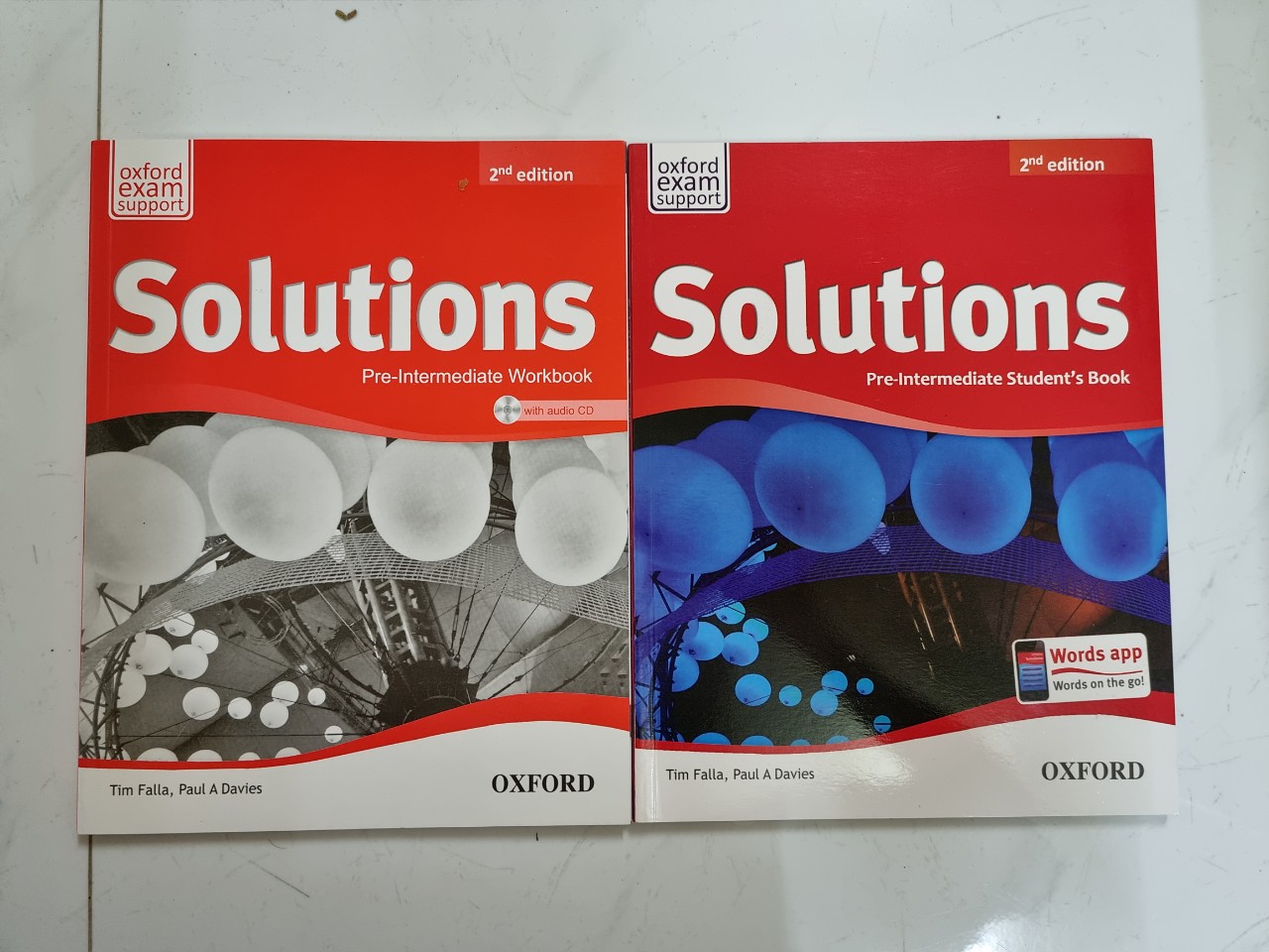 Solutions Pre-intermidiate 2nd Edition bộ 2 cuốn kèm file nghe