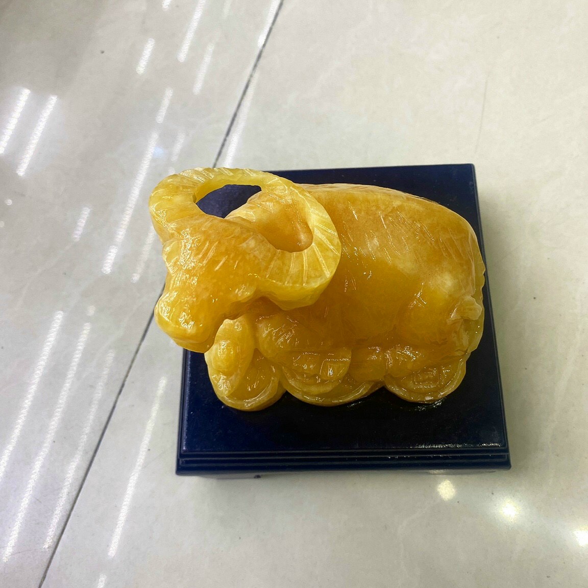 Trâu vàng, đá nguyên khối, có kèm chân đế gỗ, biểu tượng của sức mạnh, sự chăm chỉ